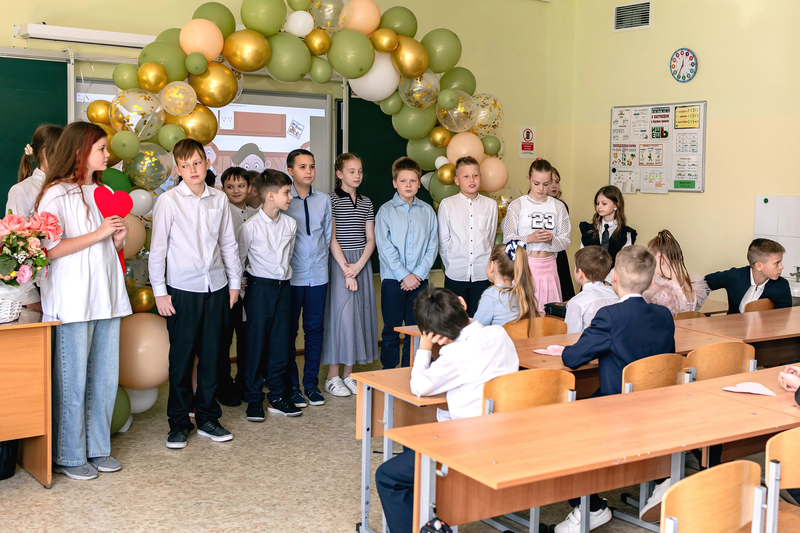 Выпускной в начальной школе в классе. Фотограф и видеограф Москва. Свадебный фотограф, видеограф. Выпускные альбомы. Оживающие альбомы