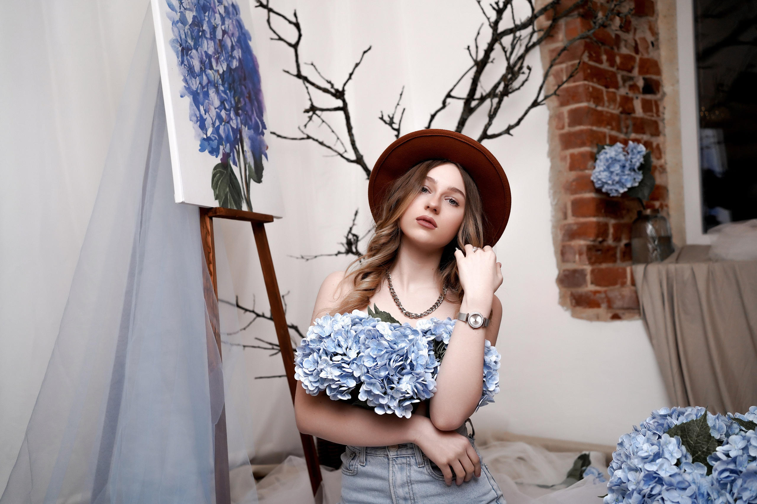 Женская фотосессия с гортензией в Ростове-на-Дону. Студийный фотограф Алёна Чёботова. Свадебный фотограф в Ростове-на-Дону. Таинство Крещения и Венчания, семейные фотосессии. Алёна Чёботова
