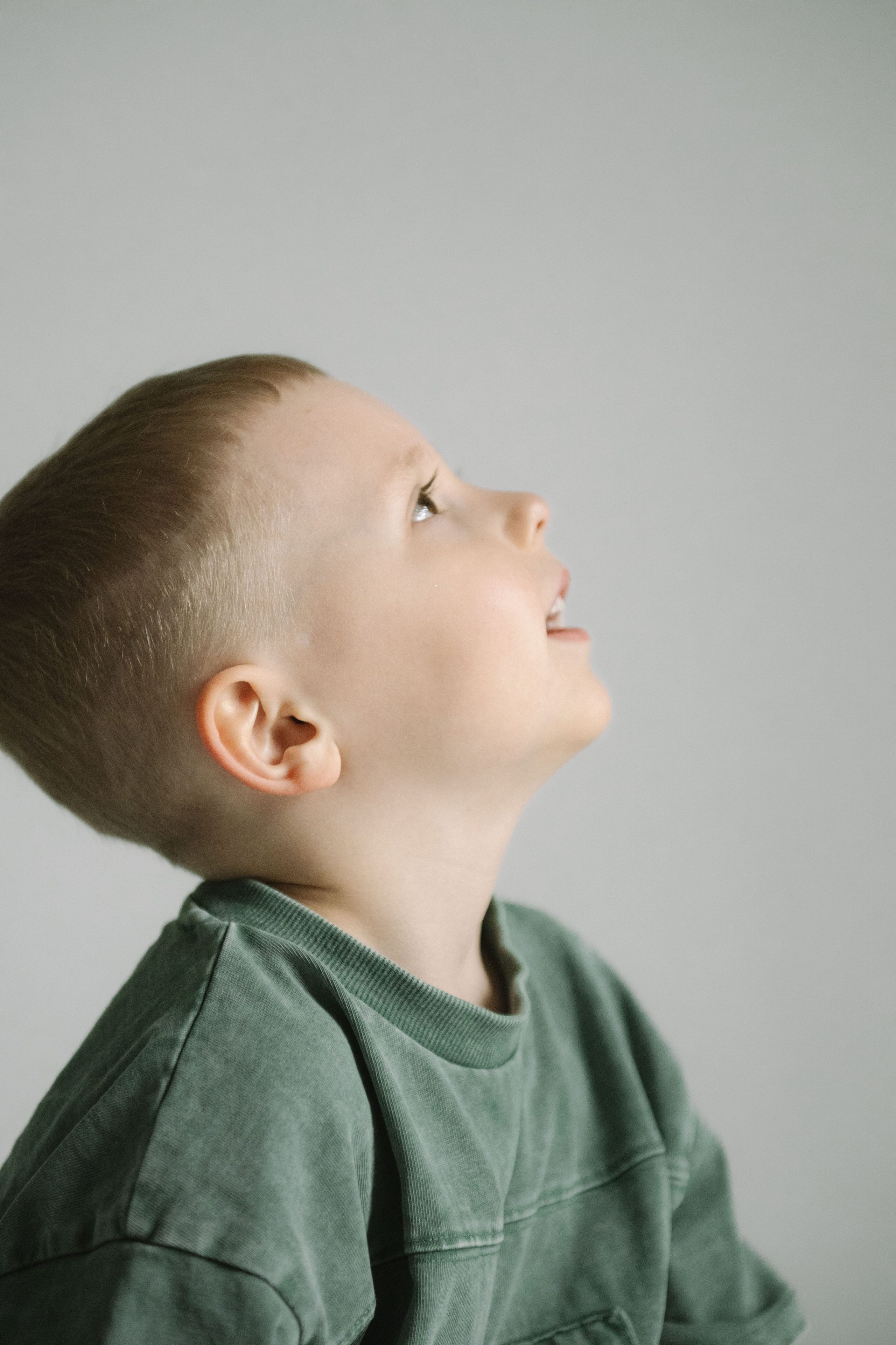 Детская фотосессия в студии — это волшебное приключение! Смешные позы, искренний смех и живые эмоции