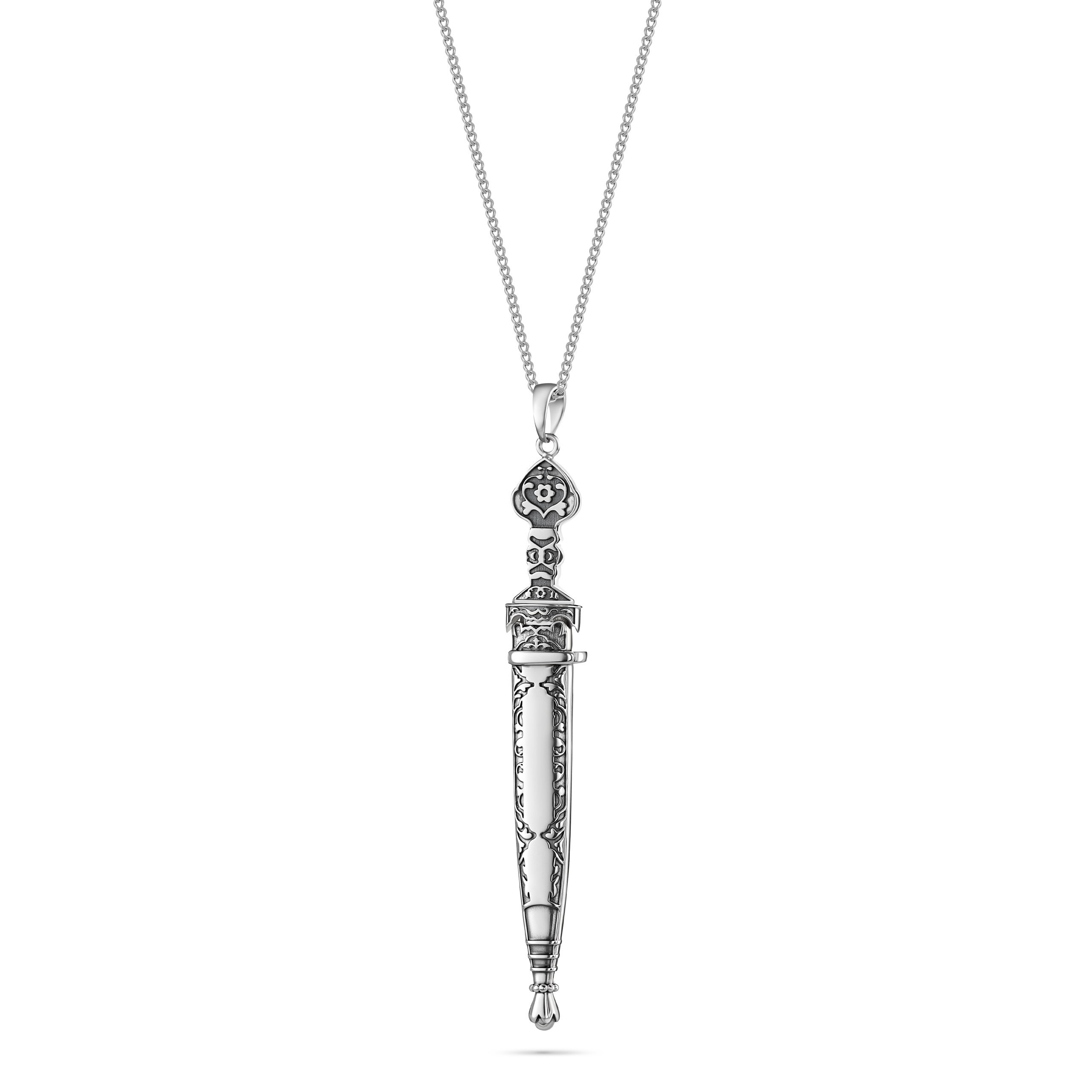 Предметная рекламная съёмка кулона-кинжала с гравировкой, серебро, каталог и промо-материалы для интернет-магазина.