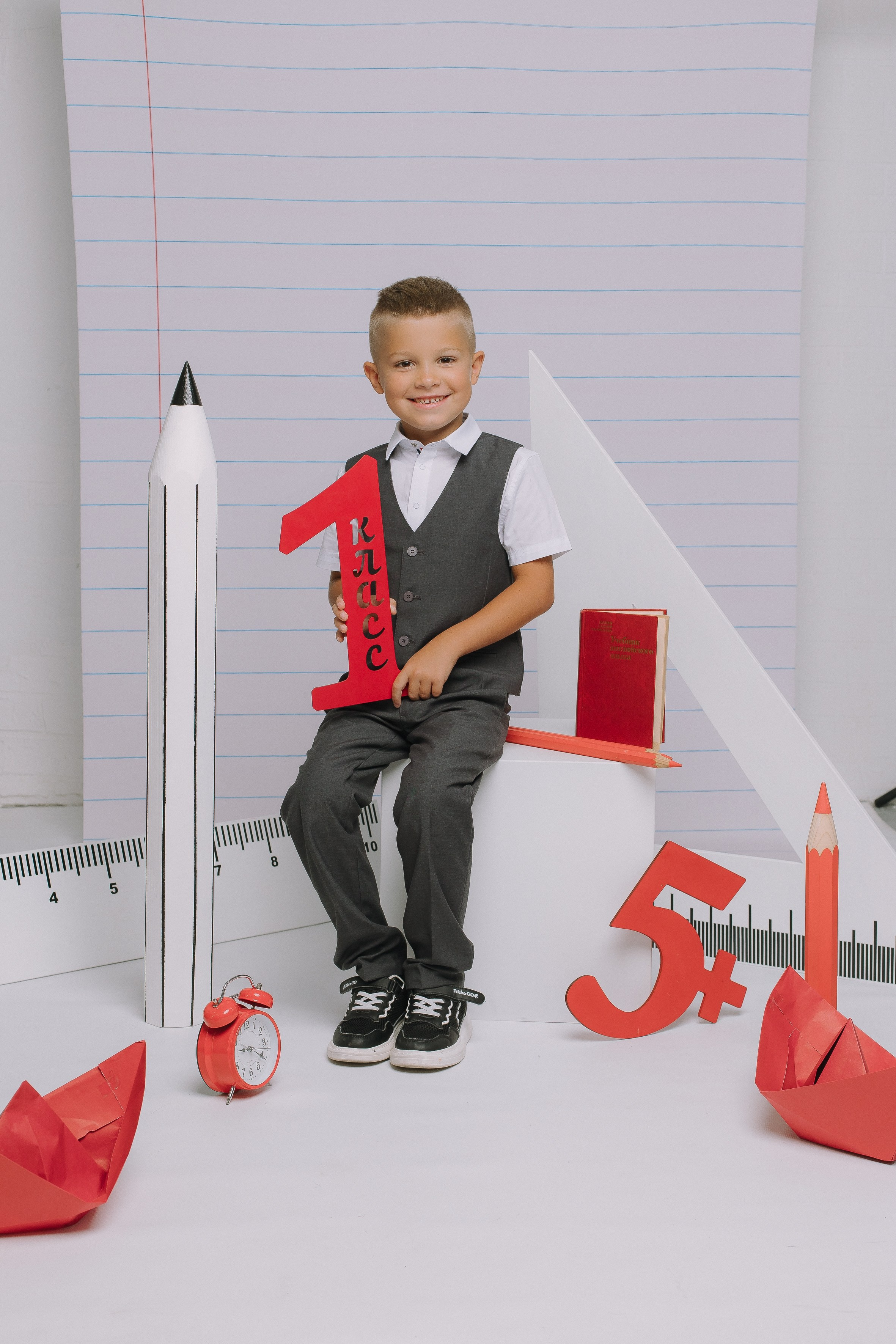 Студия- Портреты начальная школа (С реквизитом). Выпускные альбомы Натальи Бутко: Новороссийск, Анапа, Геленджик