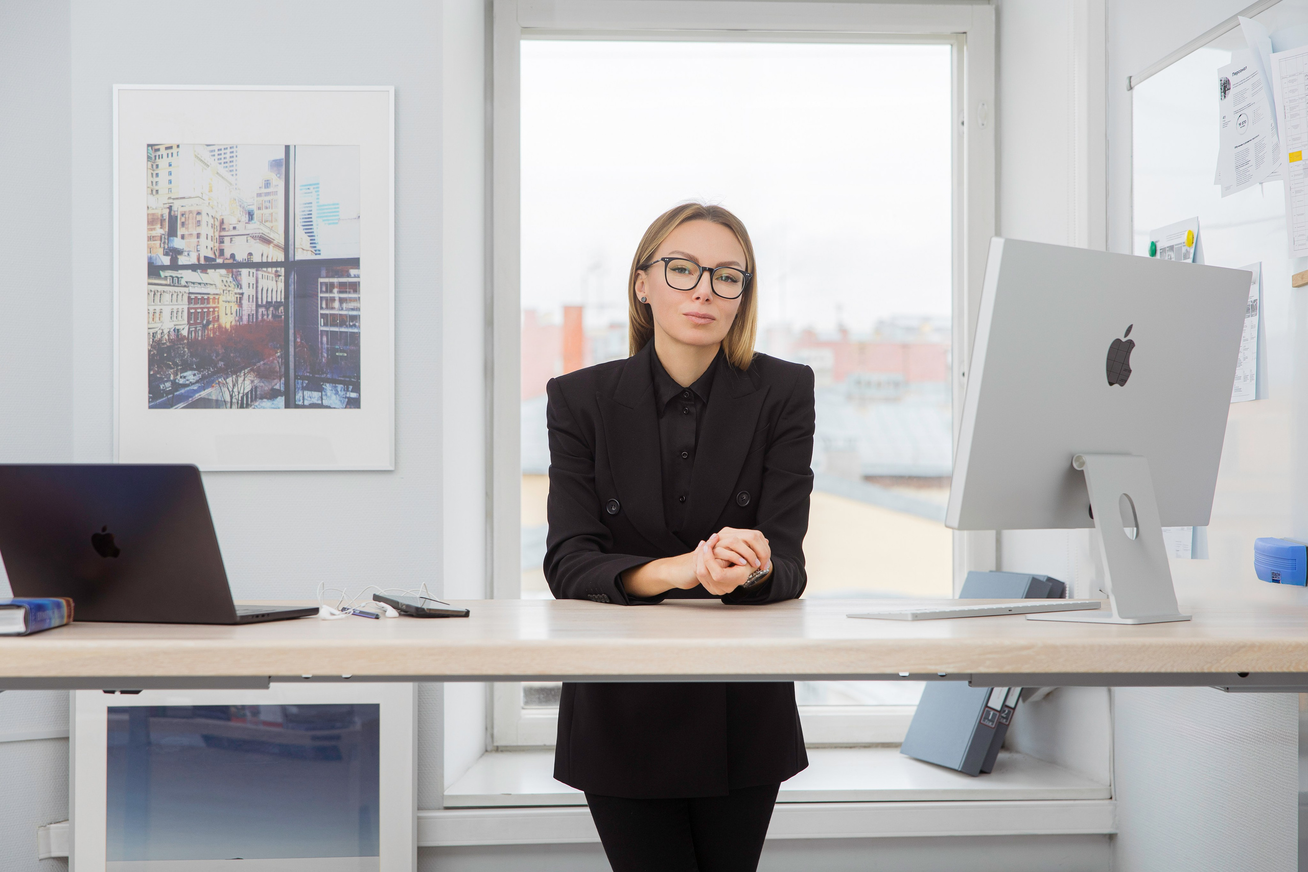 Бизнес-портрет руководителя в офисе за столом