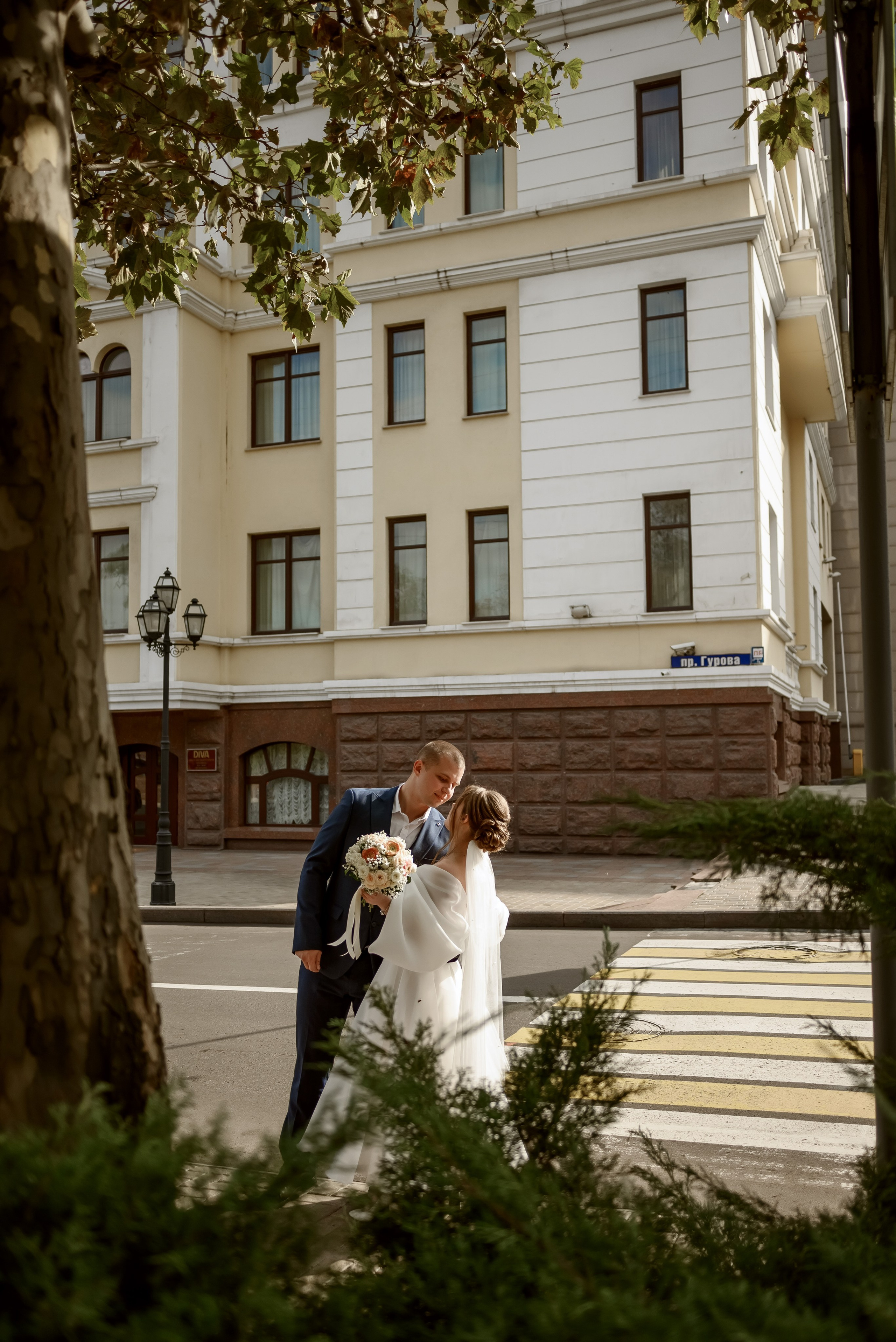 Жених с невестой на фоне здания гостиницы Донбасс палас