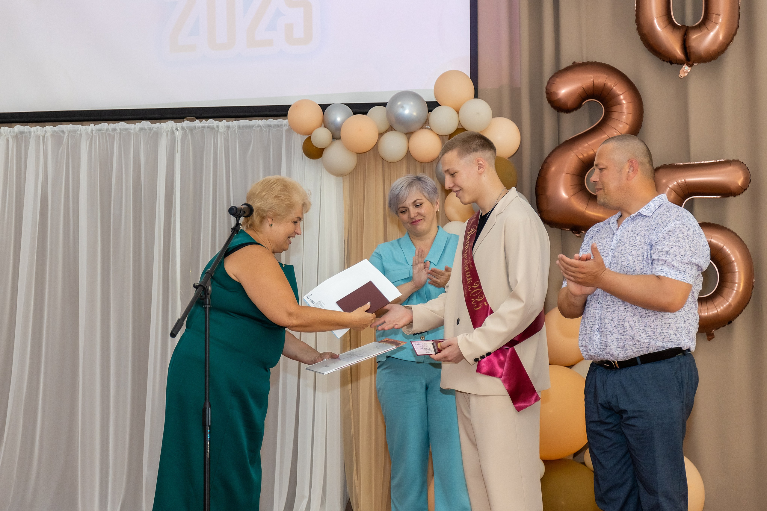 Выпускной. Школа 22, 11 класс. Стильный выпускной альбом Владивосток фотограф Вероника Мигачева