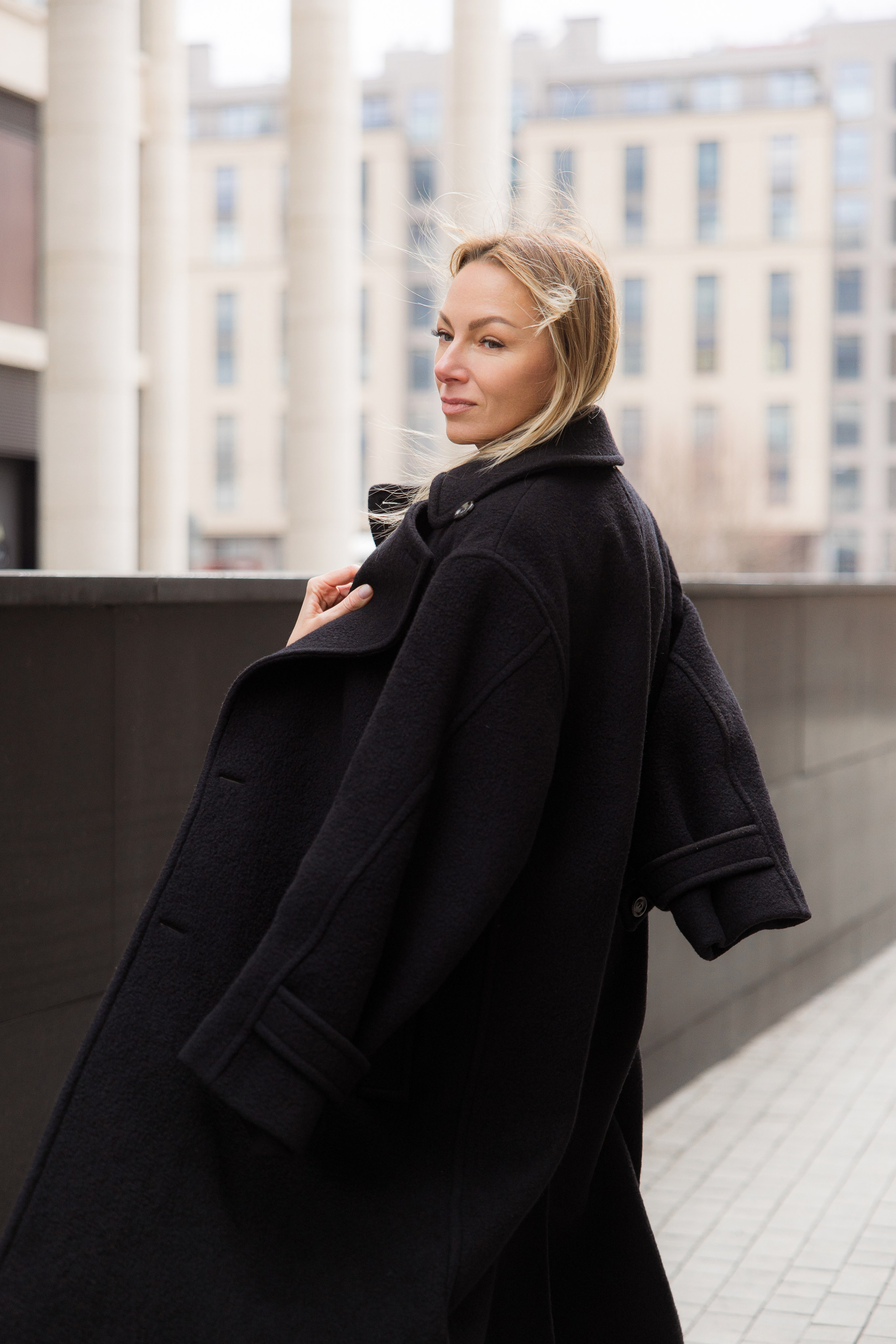 Бизнес-портрет девушки в черном на улице