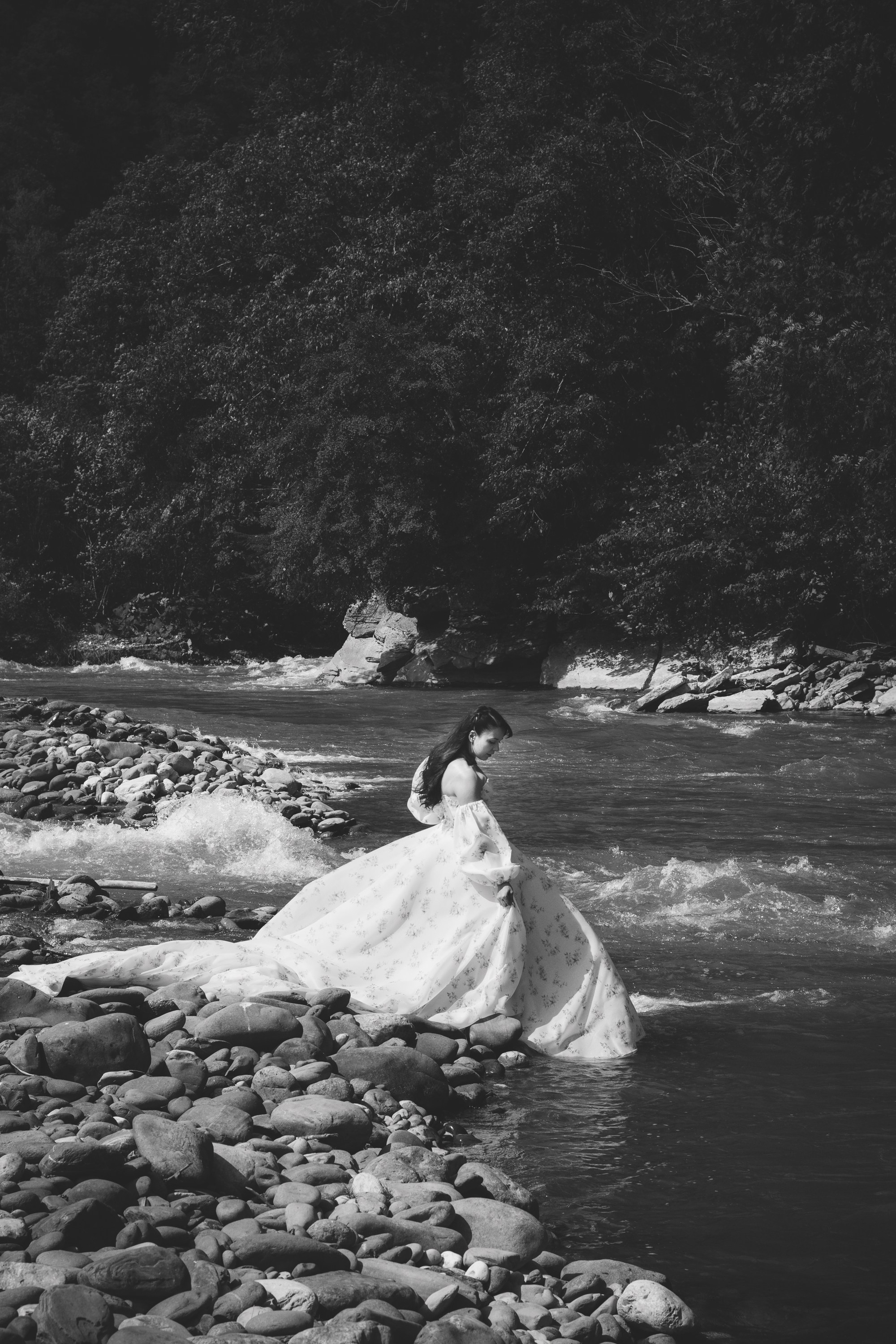 Фотосессия в горной реке. Почти свадебная фотосессия в Красной поляне в разгар сезона. Фотограф в Сочи | Щербакова Дарья