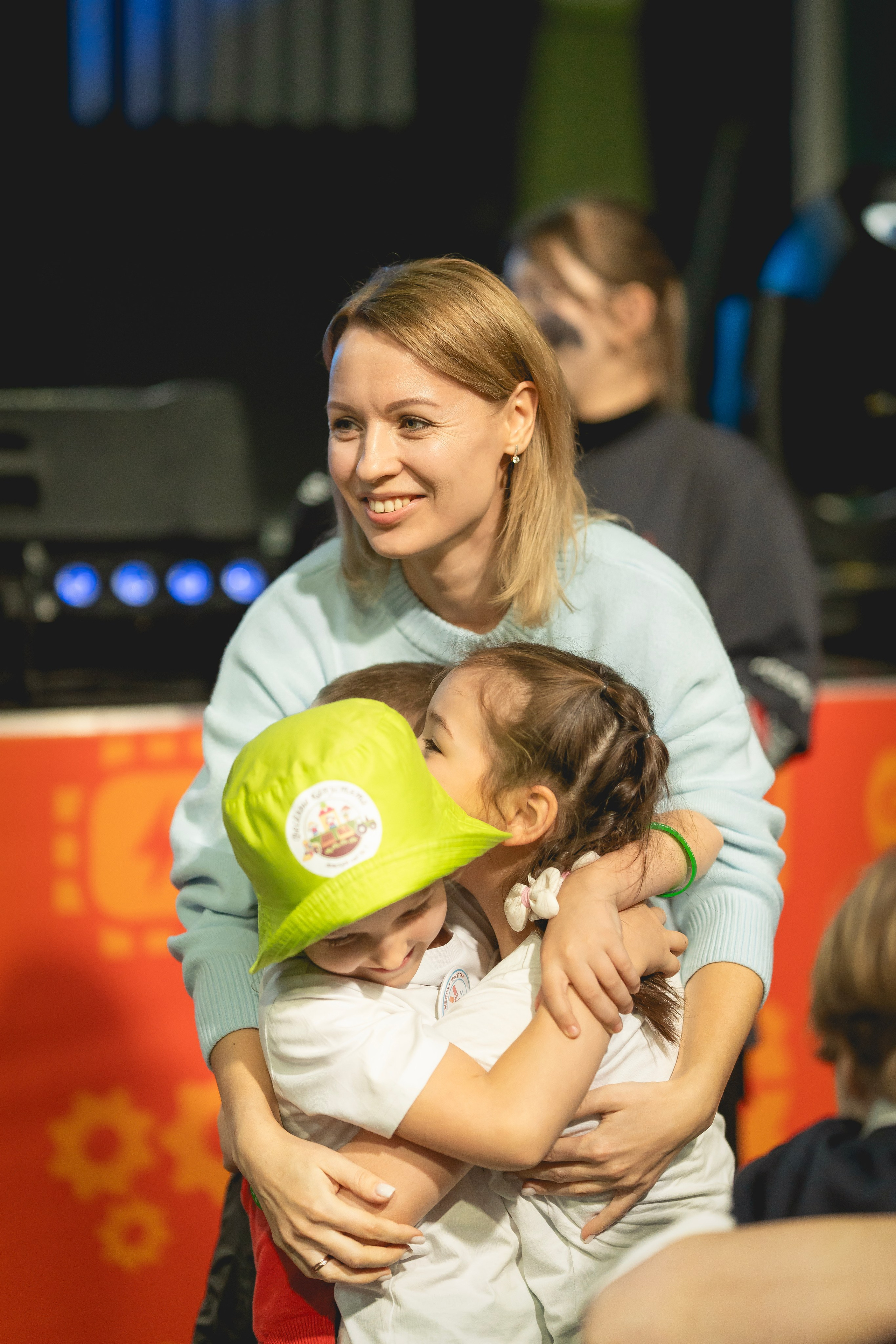 Занимаюсь профессиональной фотографией и живу рядом с Байкалом. Работаю в разных жанрах