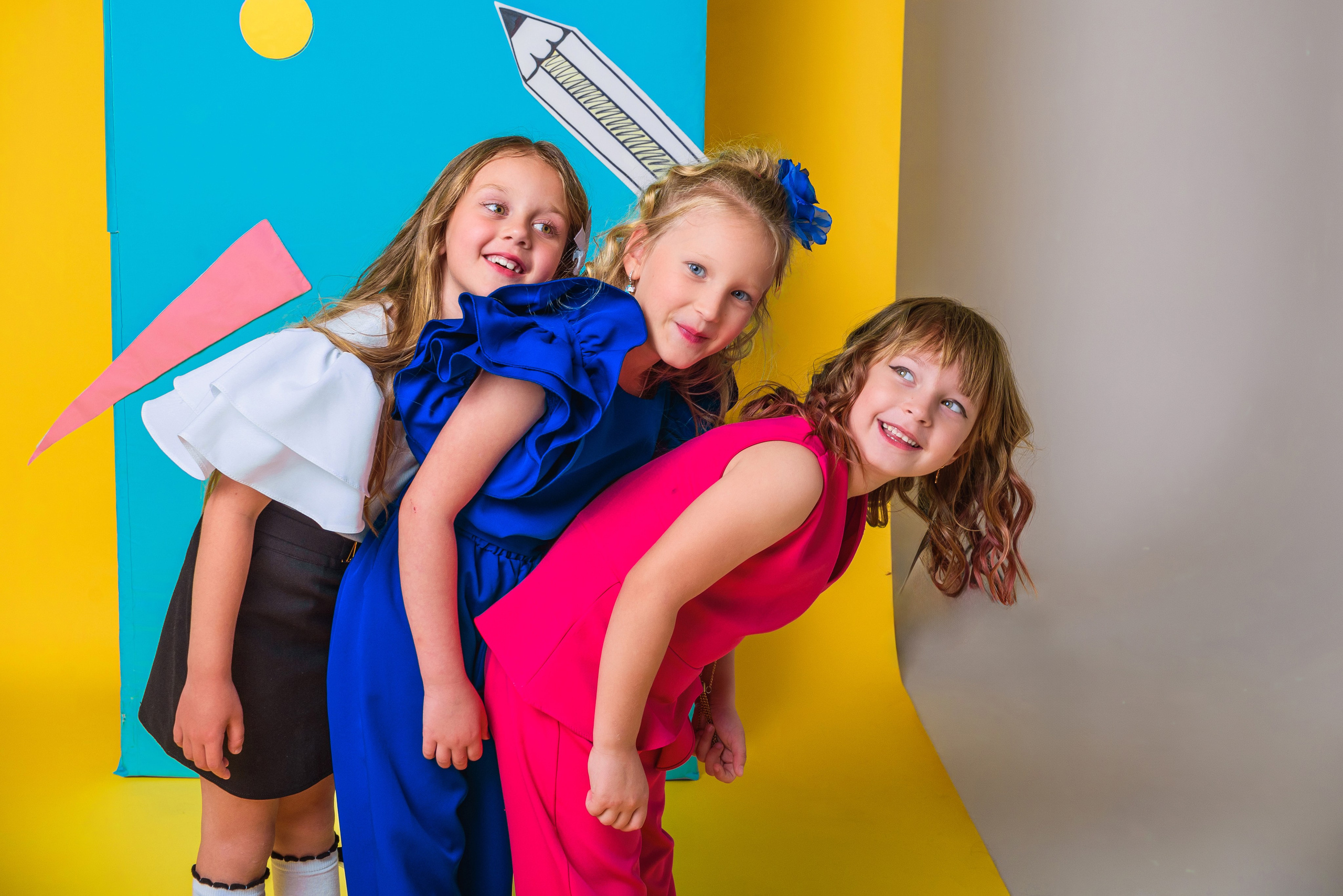 Школьная фотосессия в Сочи: ученики первого класса в праздничных нарядах