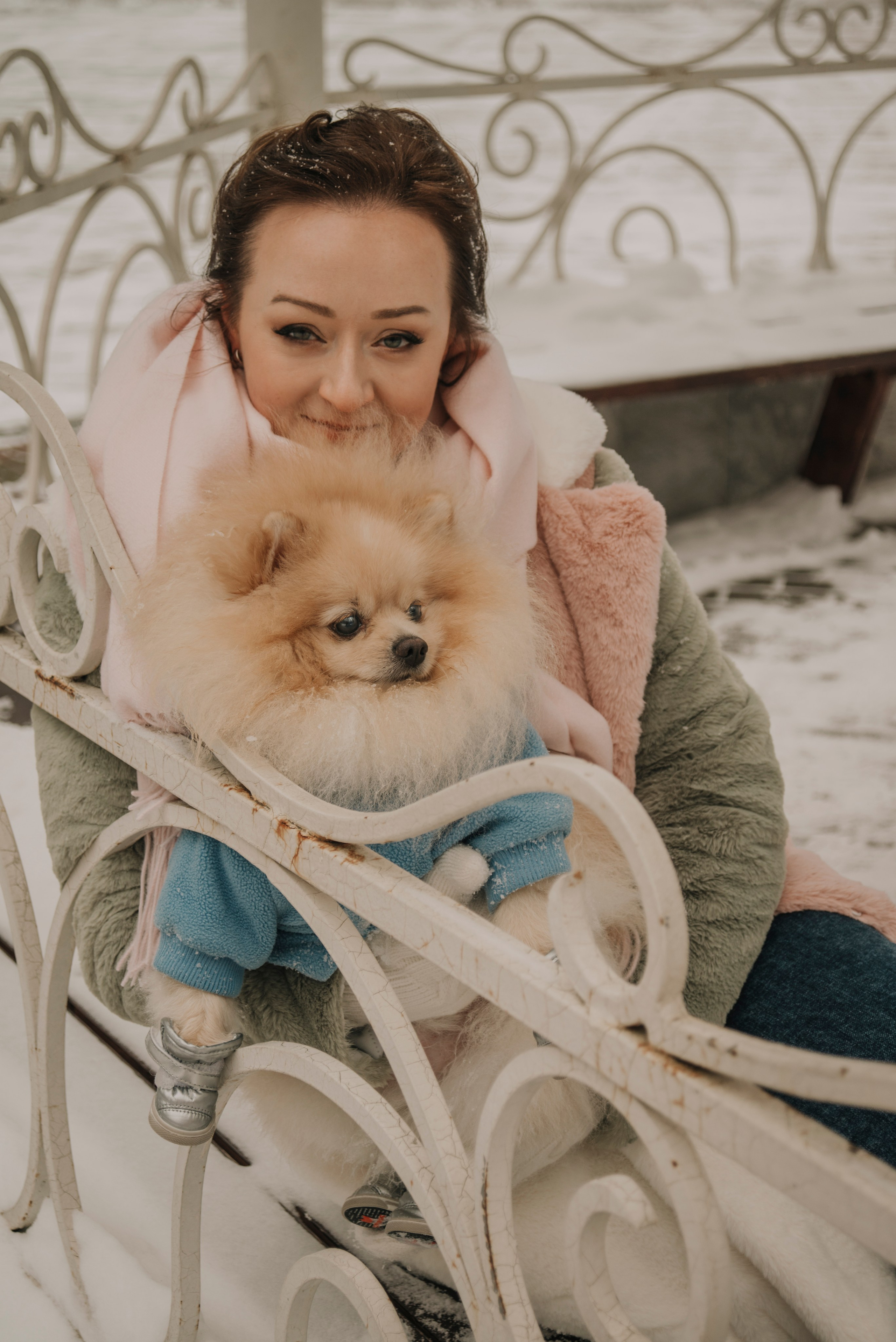 Фотосессия с собаками Москва в парке зимой в шубе