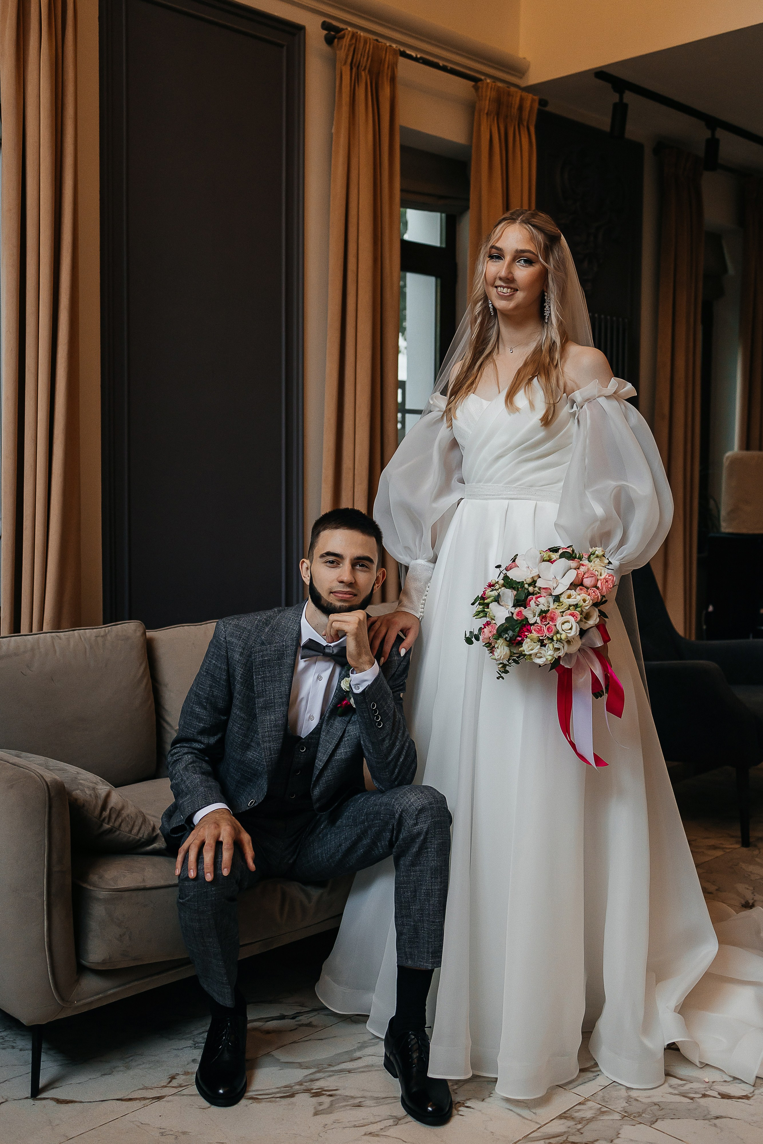 Чувственная первая встреча пары в отеле. Олег Сверчков | Свадебный фотограф Вологда