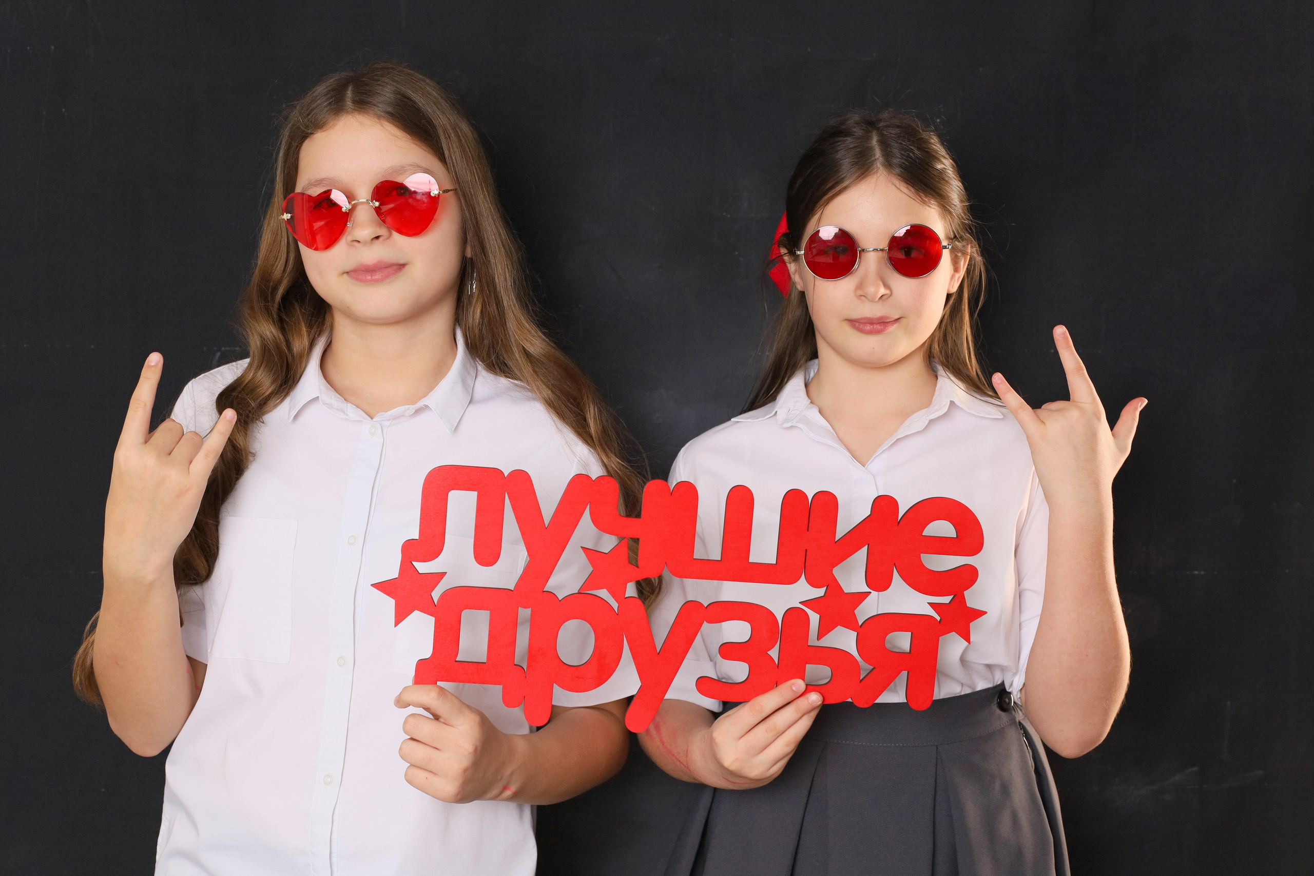 4 класс на темном фоне тоже можно и даже нужно. Выпускные альбомы в Таганроге и Ростовской Области