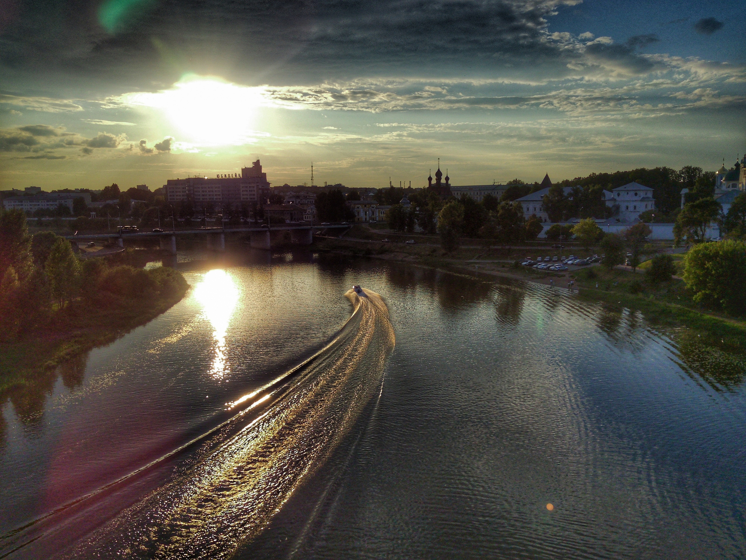 Аэросъемка с дрона катера Которосль, Спасо-Преображенского собора и Американского моста Ярославль