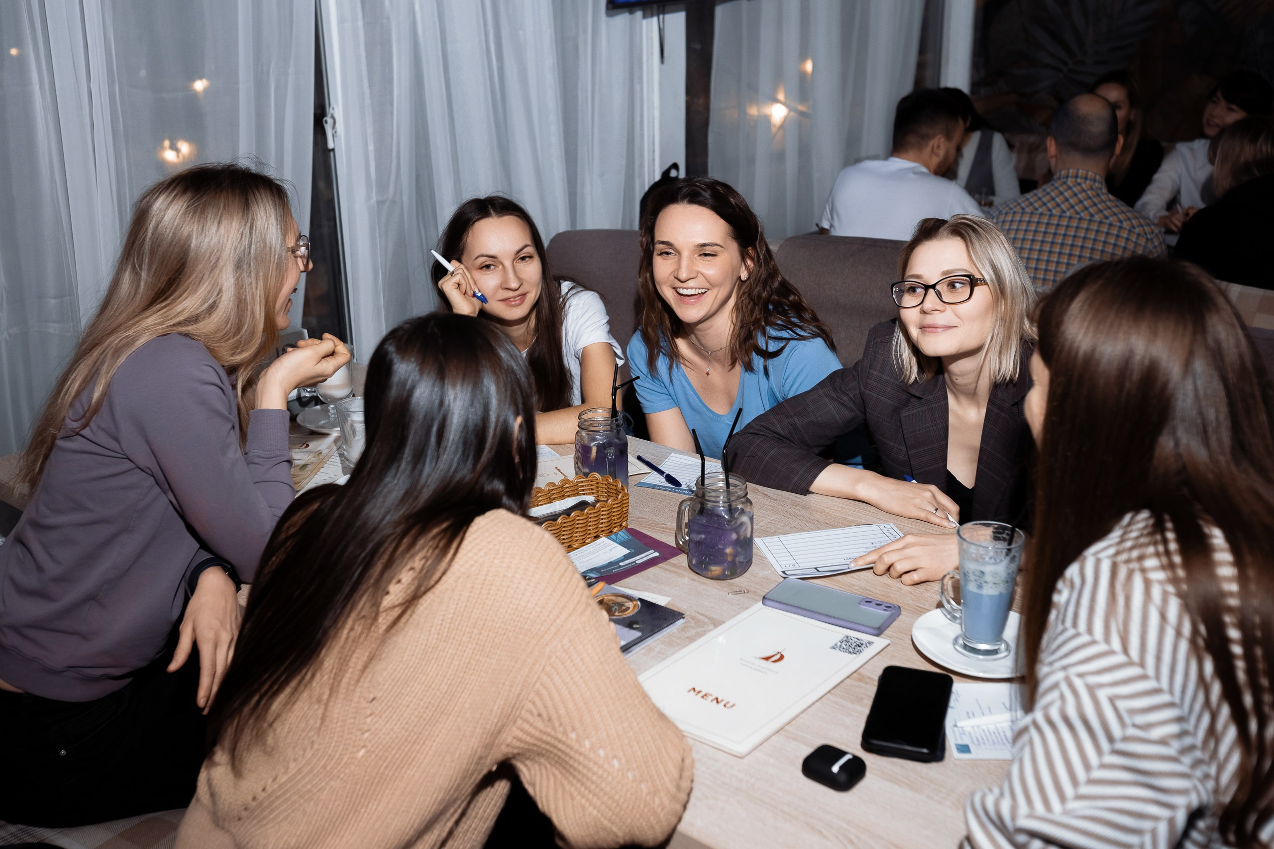 Фото с репортажа квиз-шоу ЛИГА ИНДИГО в ресторане Алые Паруса. Фотограф в Санкт-Петербурге — Сергей Петров
