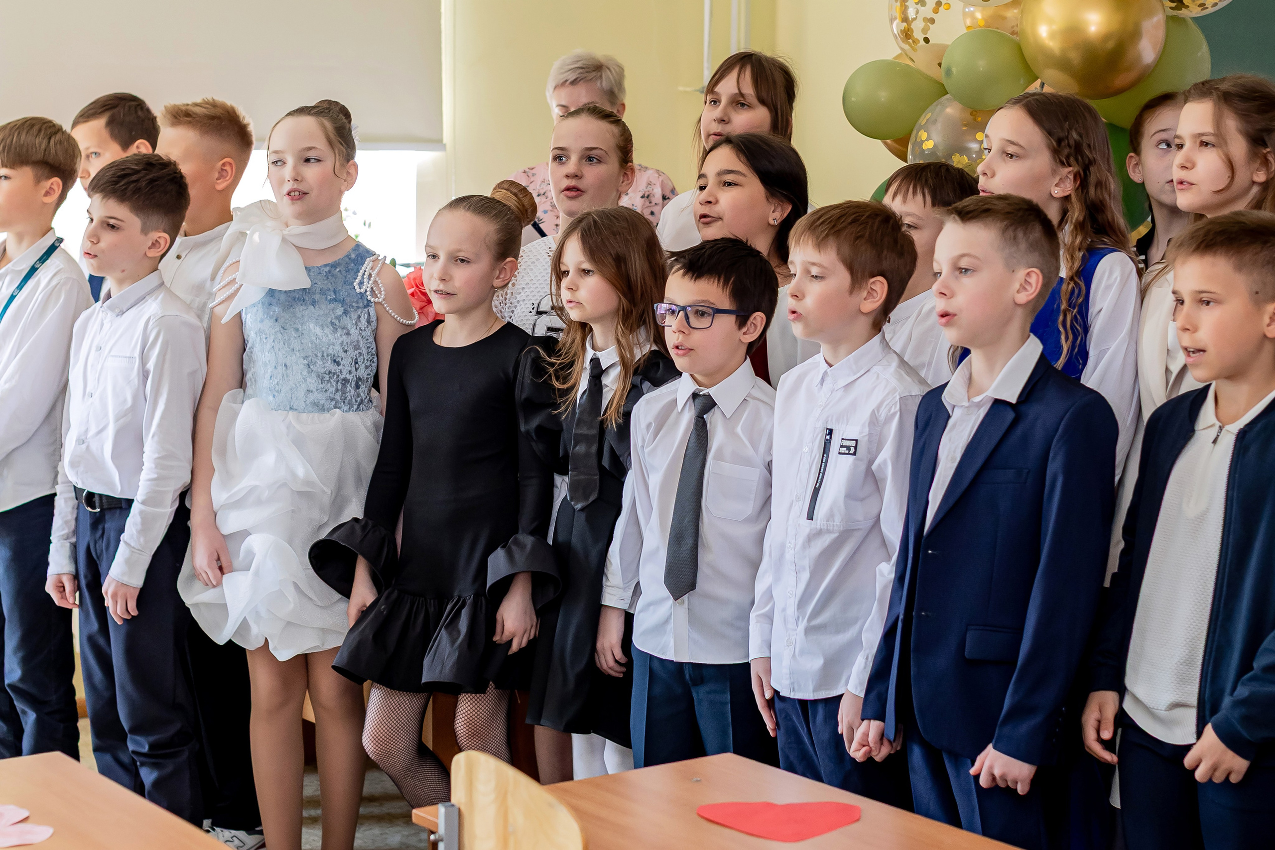 Выпускной в начальной школе в классе. Фотограф и видеограф Москва. Свадебный фотограф, видеограф. Выпускные альбомы. Оживающие альбомы