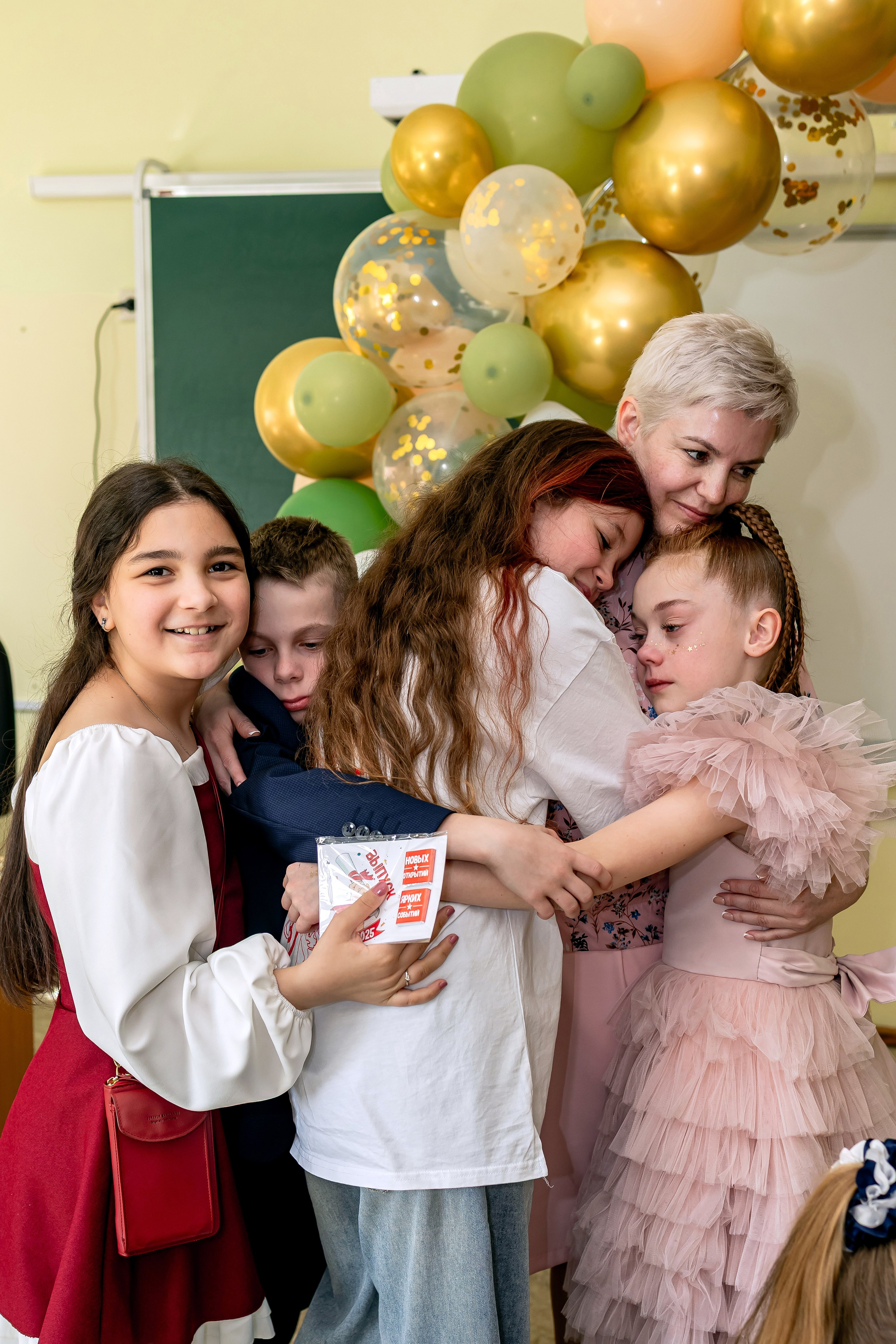 Выпускной в начальной школе в классе. Фотограф и видеограф Москва. Свадебный фотограф, видеограф. Выпускные альбомы. Оживающие альбомы