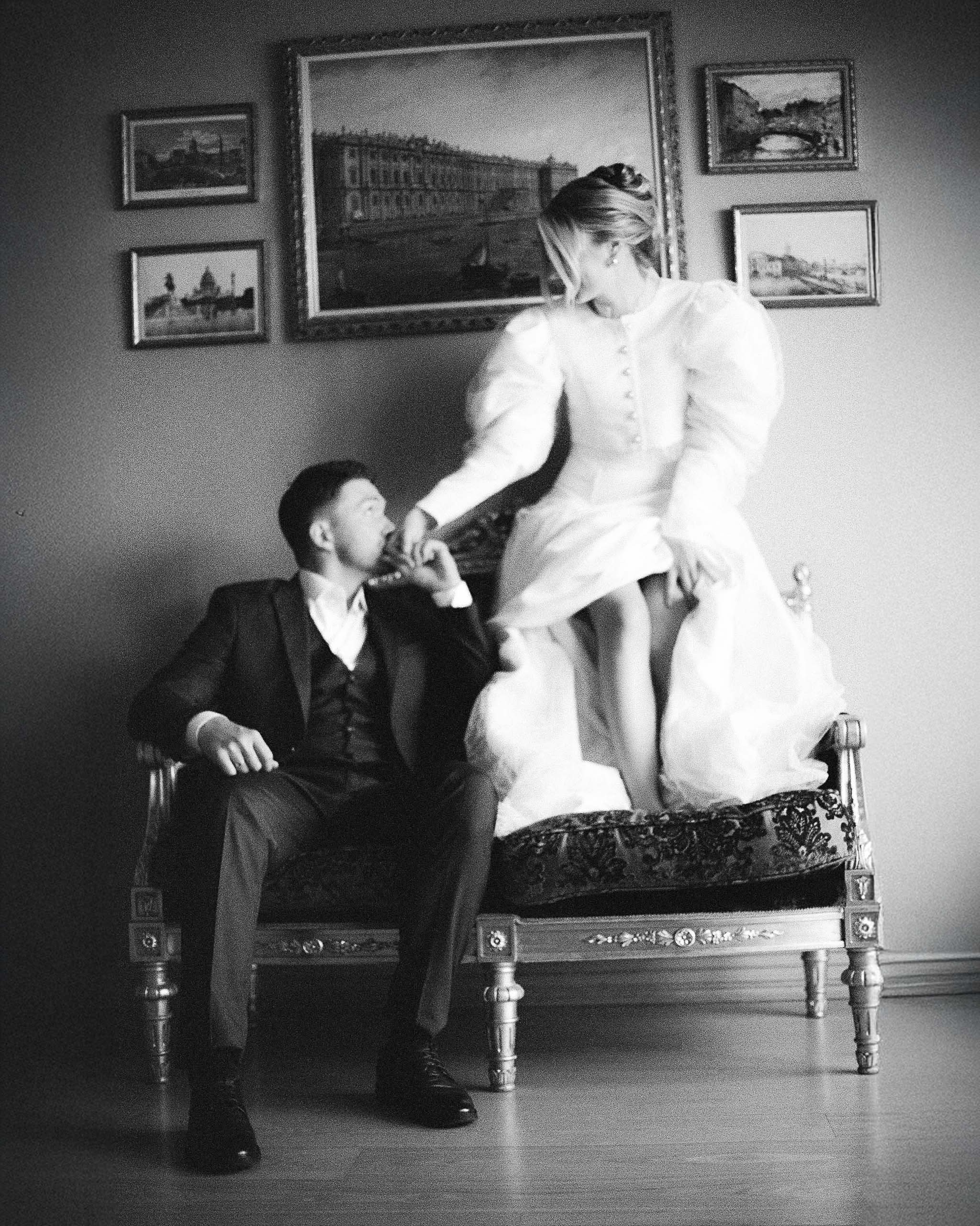 Чёрно-белый кадр пары в классическом интерьере отеля, плёнка