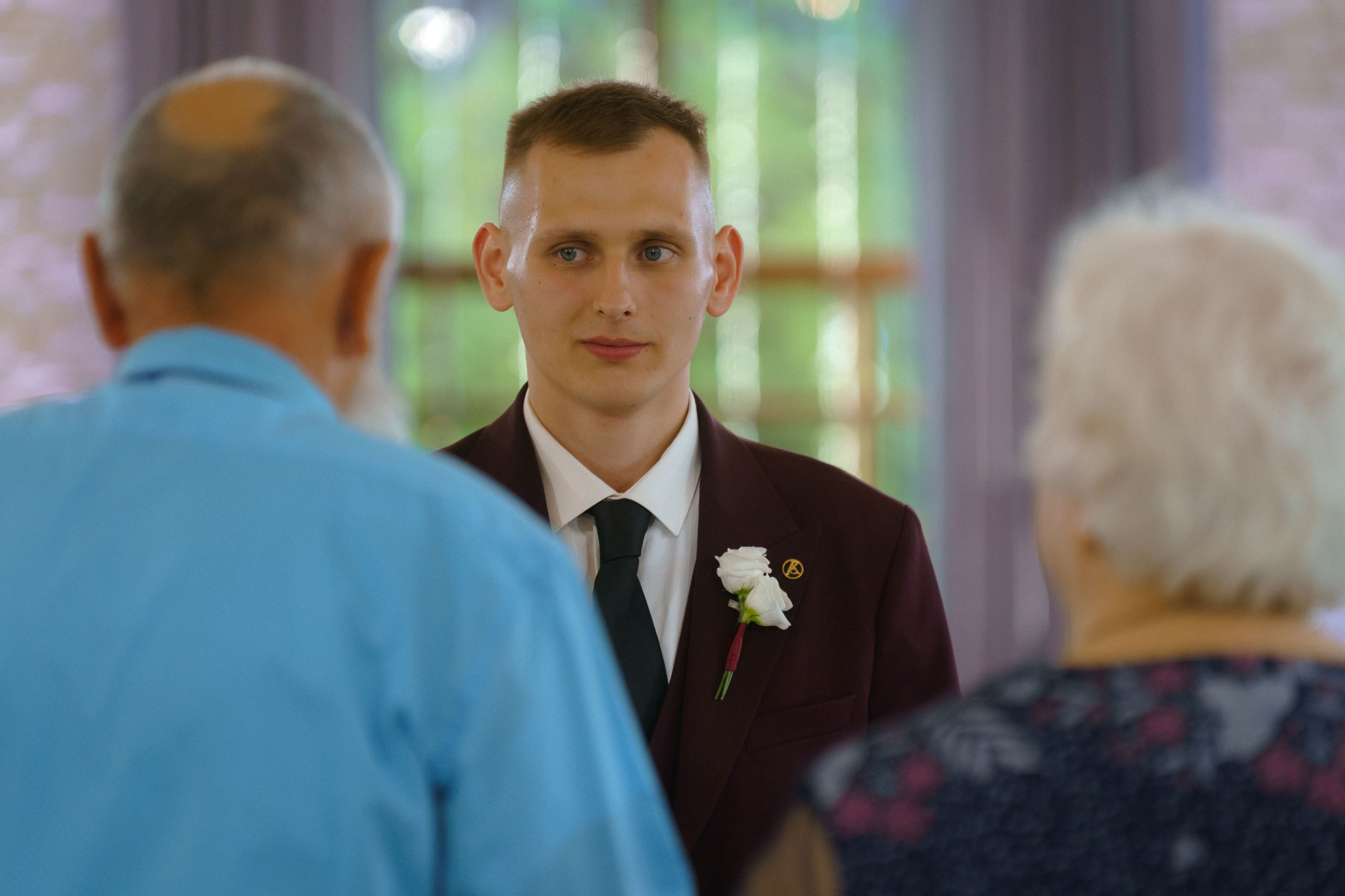 Жених общается с гостями на свадебном банкете