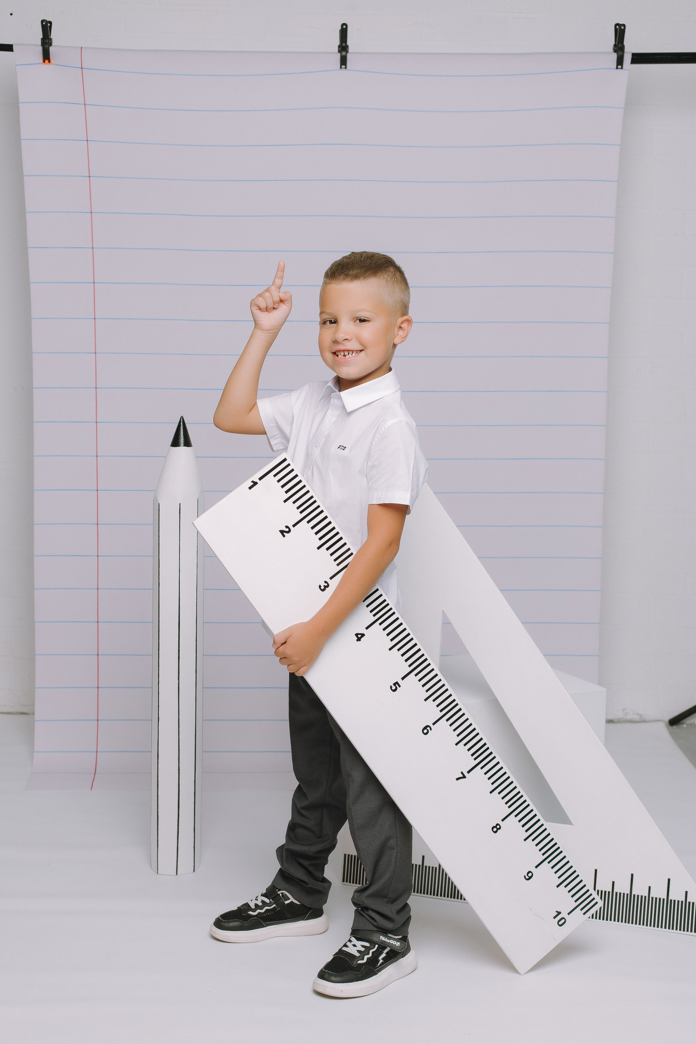 Студия- Портреты начальная школа (С реквизитом). Выпускные альбомы Натальи Бутко: Новороссийск, Анапа, Геленджик