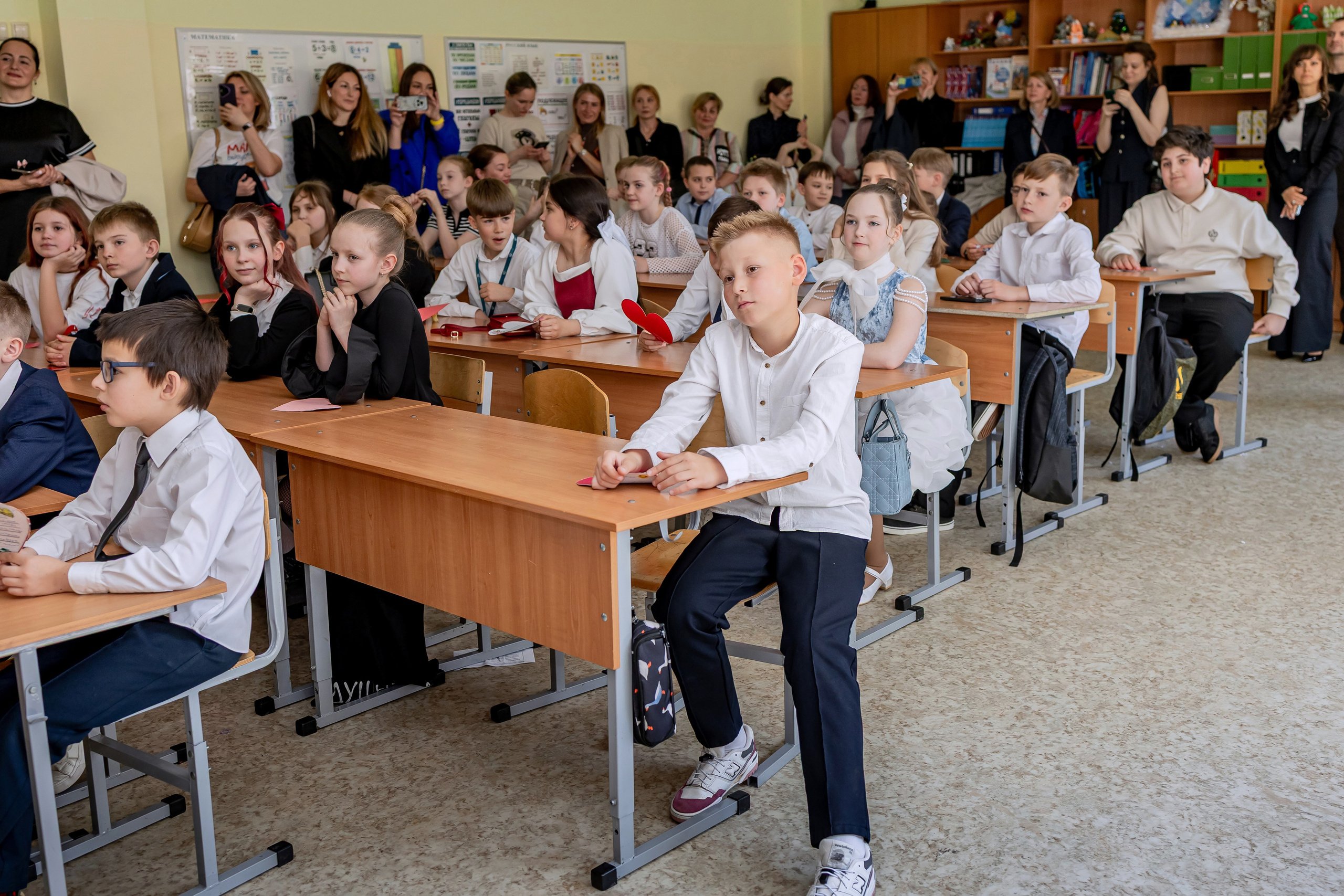 Выпускной в начальной школе в классе. Фотограф и видеограф Москва. Свадебный фотограф, видеограф. Выпускные альбомы. Оживающие альбомы