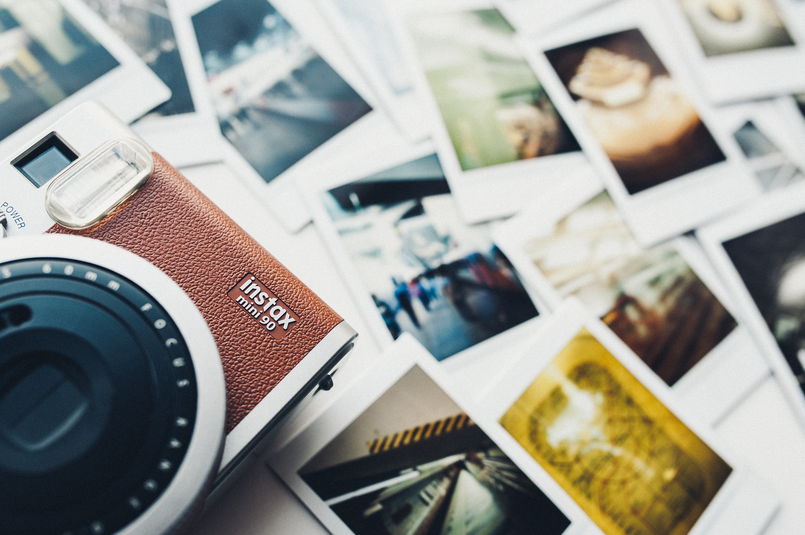 Камера Instax Mini 90 и моментальные снимки московского метро — проект «Не прислоняться»