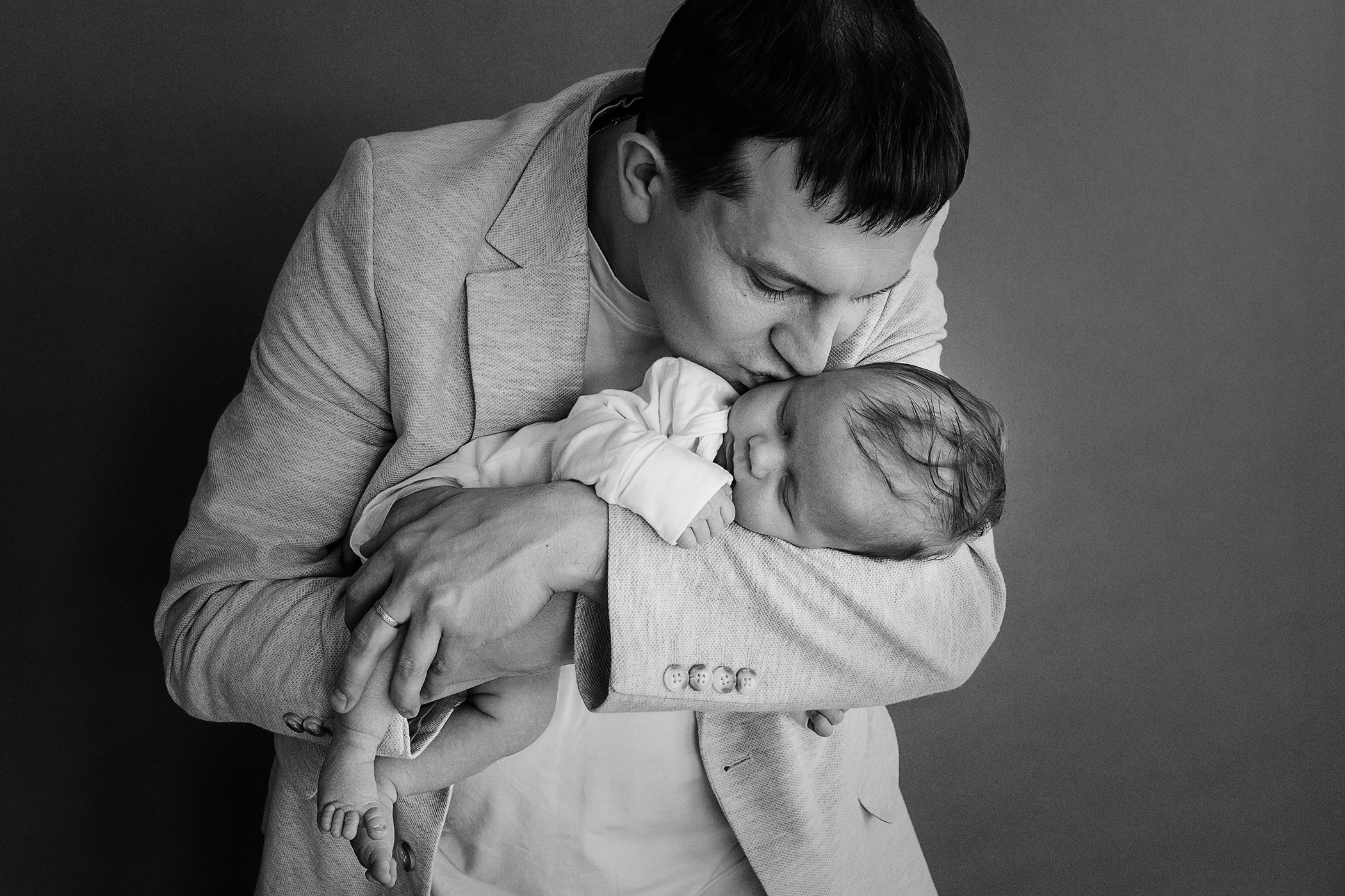 Семейная лайфстайл-фотосессия в студии. Фотограф на роды Москва. Фотограф новорожденных Москва