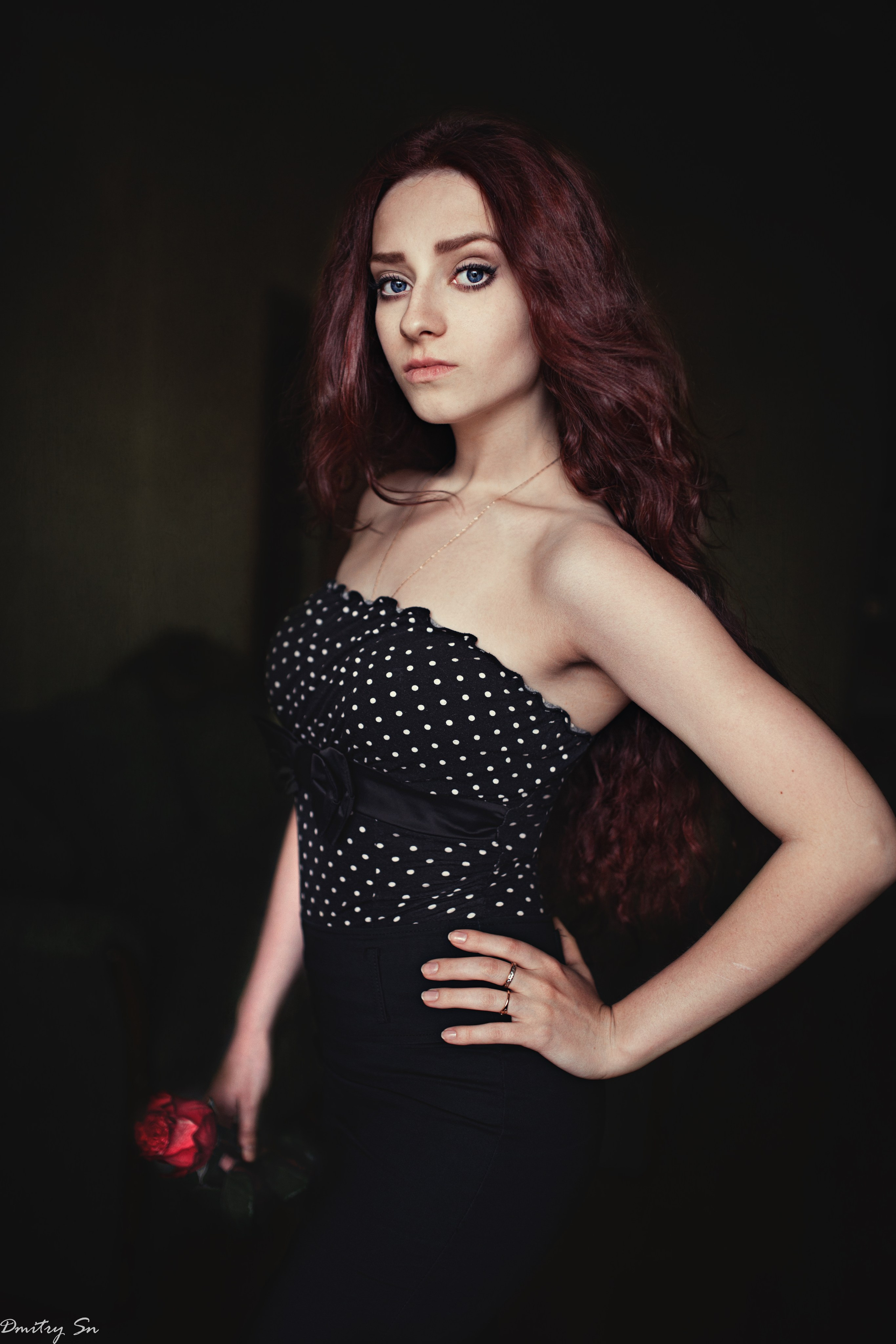 Фотосет в минималистичном стиле с Эвелиной у окна в формате для «себя»