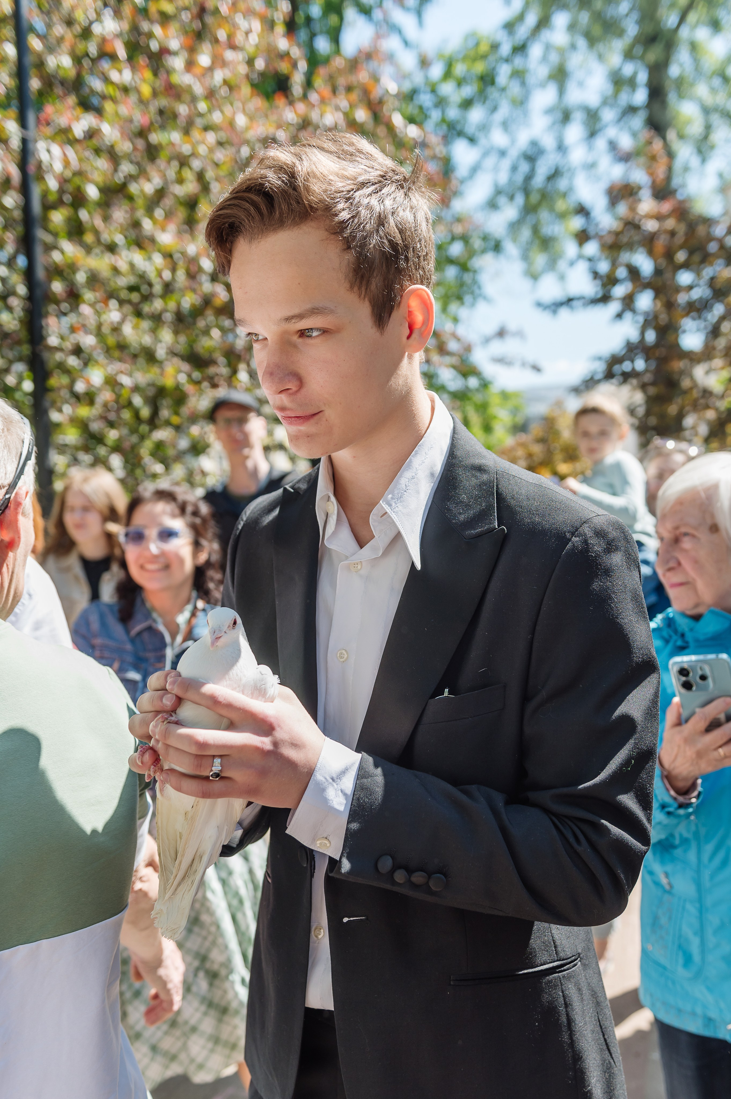 выпускник выпускает голубя