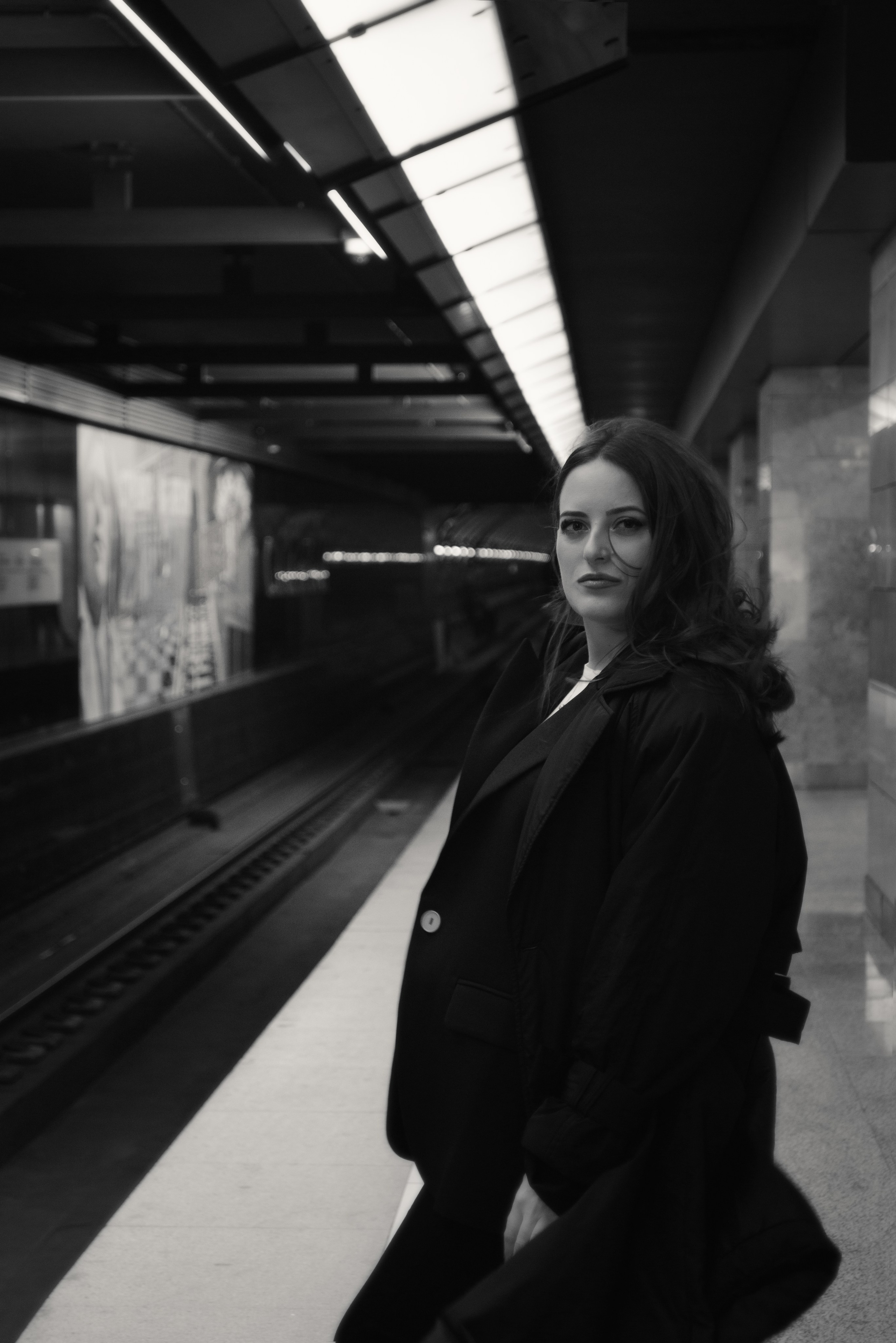 Черно-белая фотография, сделанная в московском метрополитене