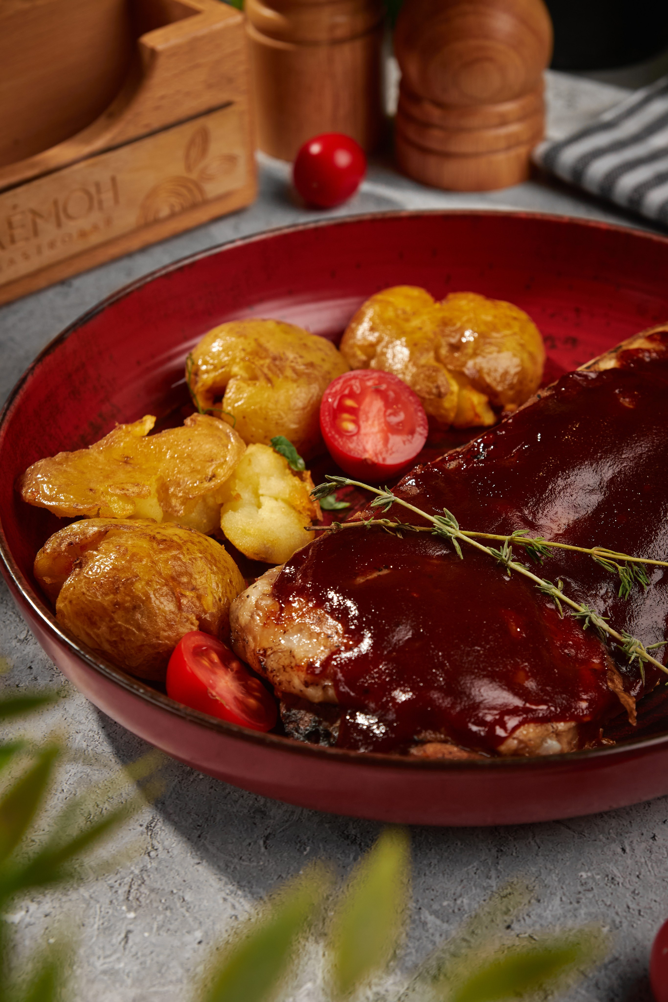 Запечённое мясо с картофелем для меню гастробара Lemon, предметная фуд-съёмка, Саратов