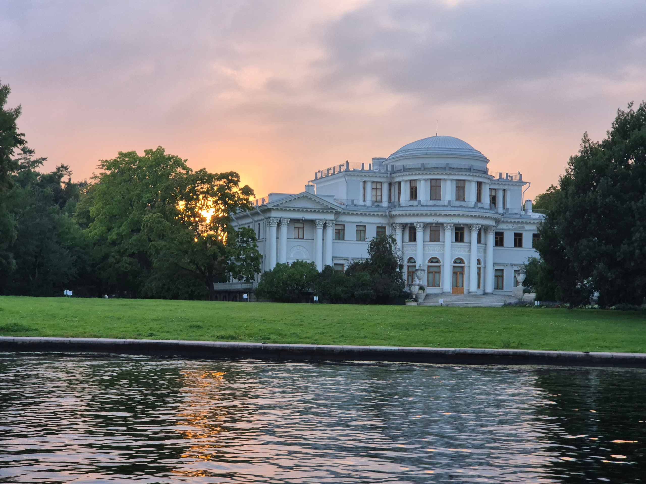 Дворец на острове в закатных лучах