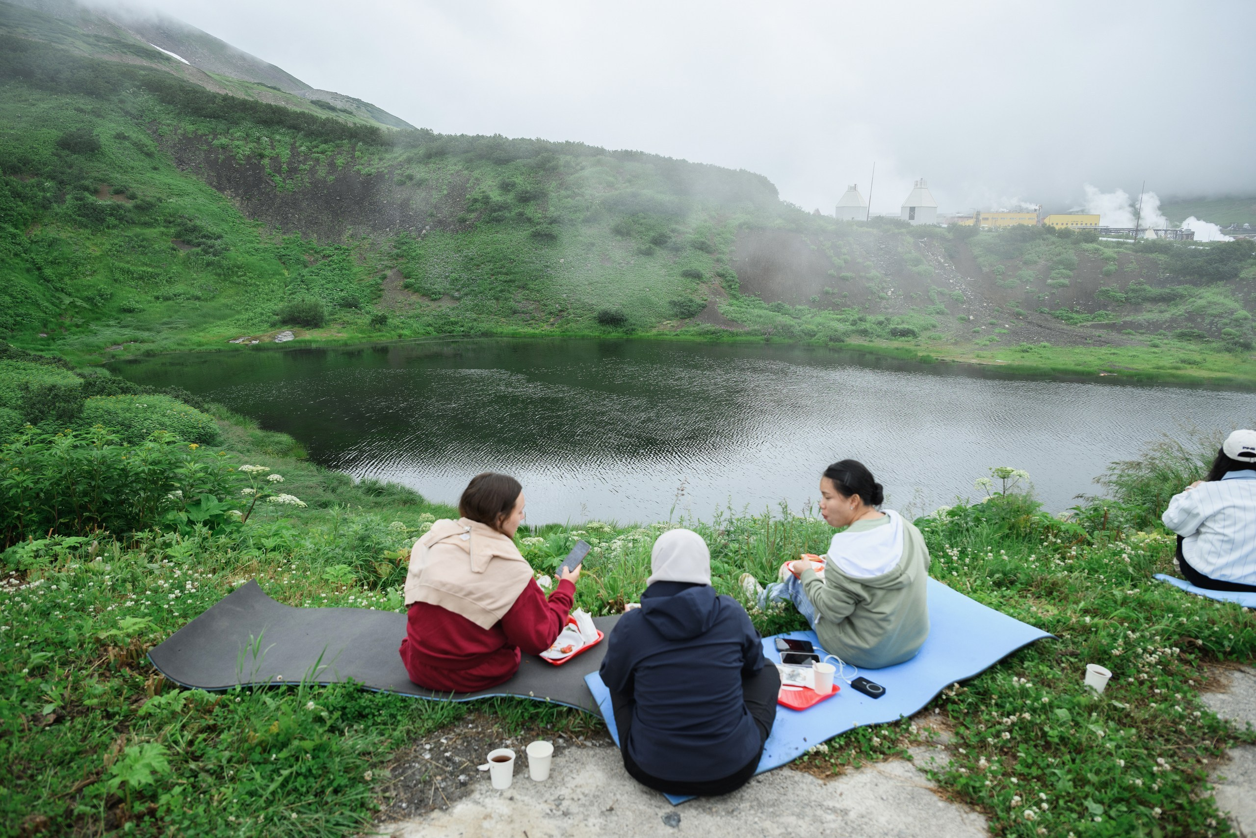 Фотосъемка восхождения на Мутновский вулкан в рамках экофорума в Петропавловске-Камчатском. Экспедиционная фотосъемка на Мутновский вулкан с участниками экофорума в Петропавловске-Камчатском. Документальная съемка восхождения эко-активистов на вулкан в Петропавловске-Камчатском. Эко-экспедиция с фотосъемкой на Мутновский вулкан в Петропавловске-Камчатском. Профессиональная съемка восхождения на вулкан в рамках экологического форума в Петропавловске-Камчатском.