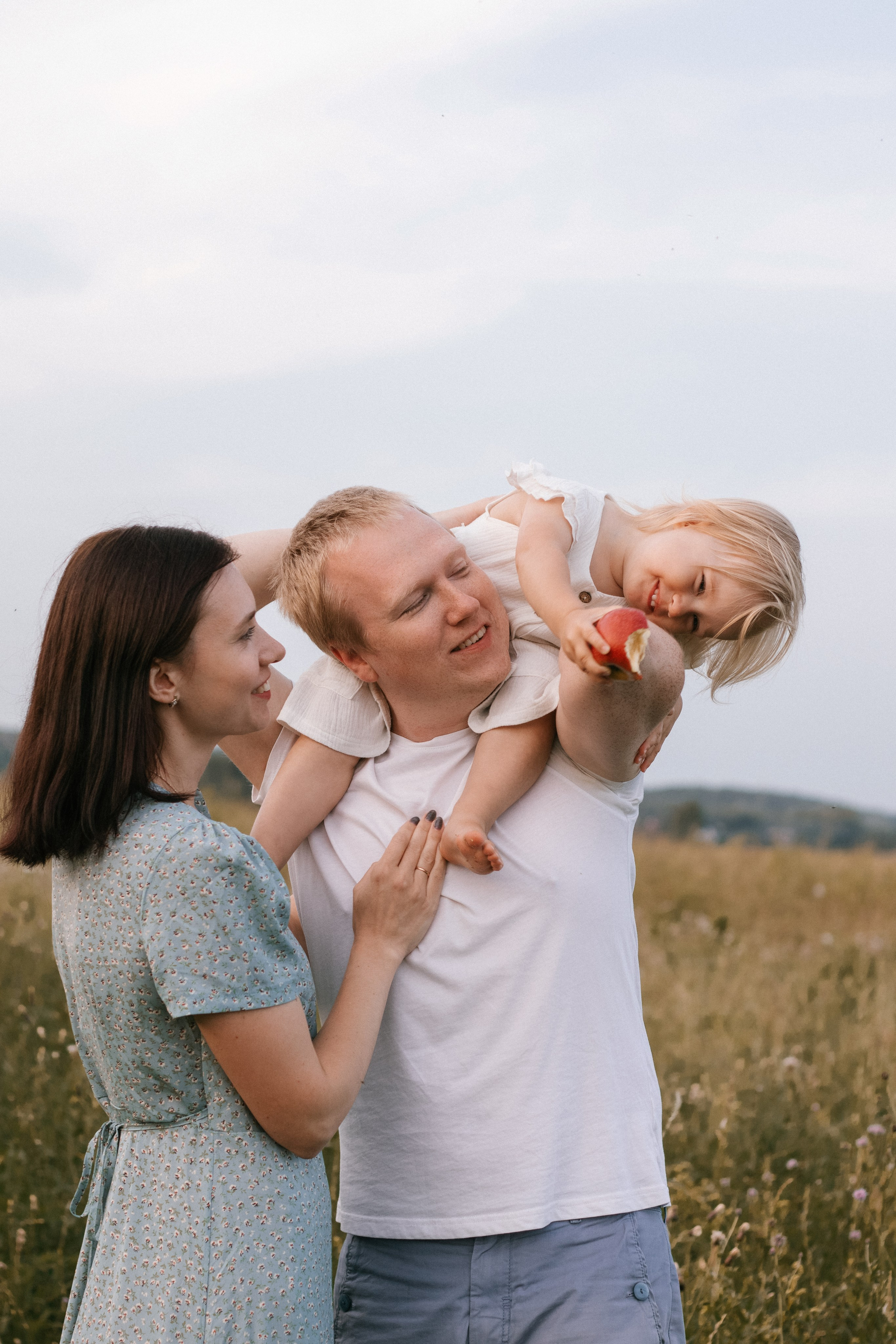 Семейная фотосессия в поле. Портретный фотограф Москва