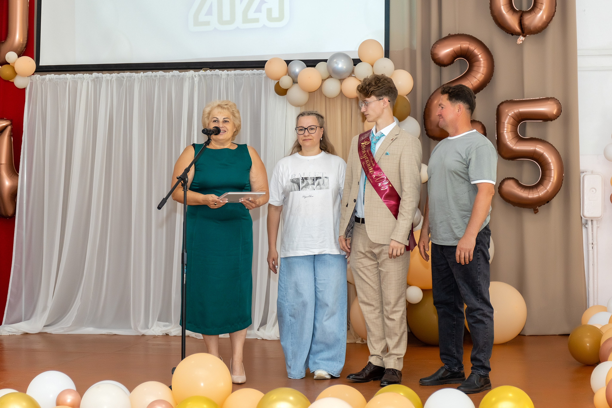 Выпускной. Школа 22, 11 класс. Стильный выпускной альбом Владивосток фотограф Вероника Мигачева