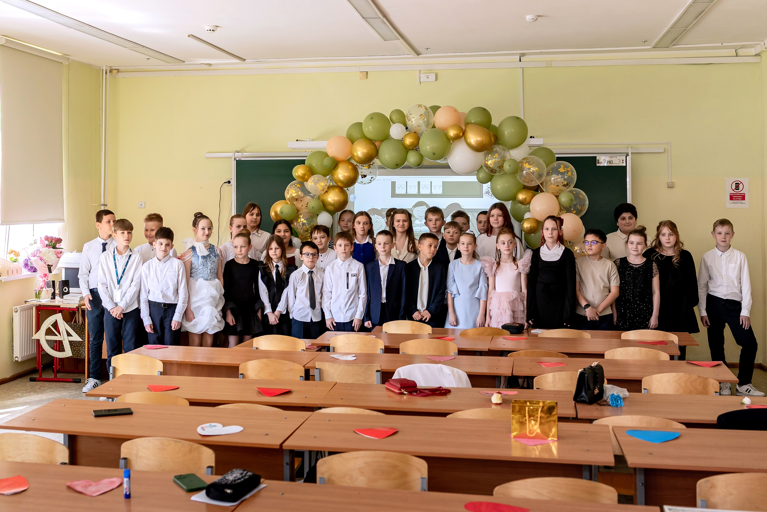 Выпускной в начальной школе в классе. Фотограф и видеограф Москва. Свадебный фотограф, видеограф. Выпускные альбомы. Оживающие альбомы