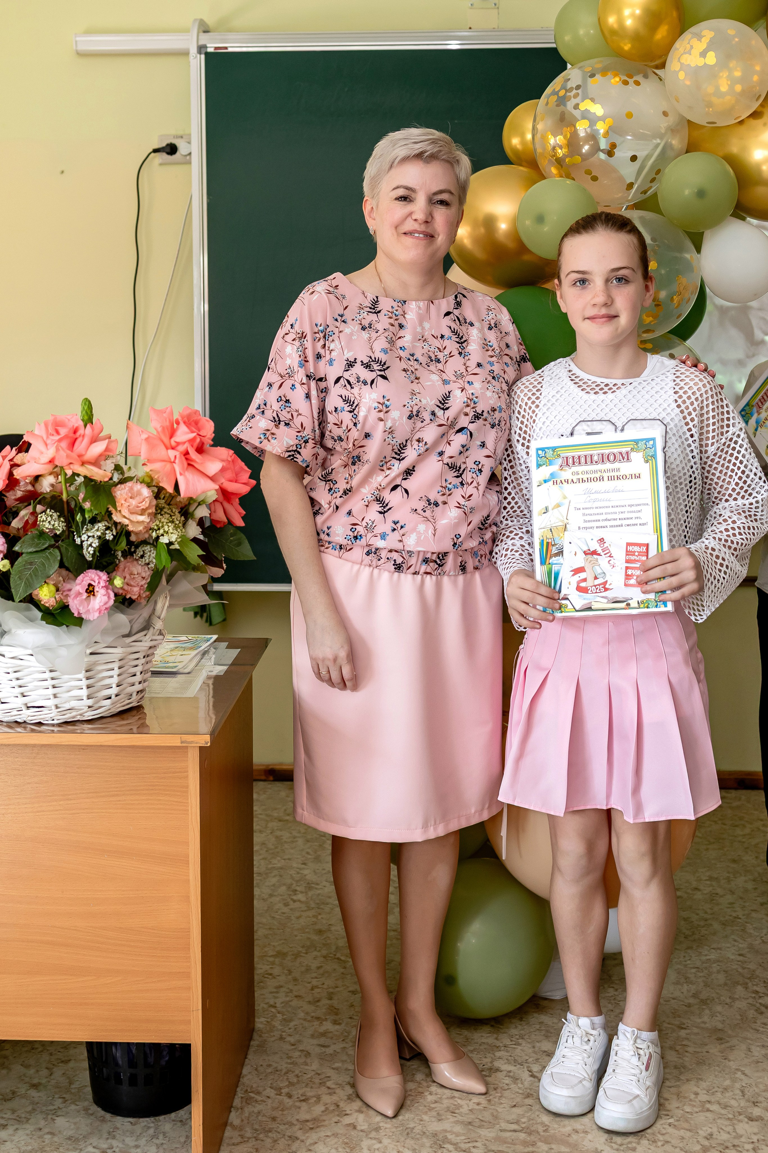 Выпускной в начальной школе в классе. Фотограф и видеограф Москва. Свадебный фотограф, видеограф. Выпускные альбомы. Оживающие альбомы