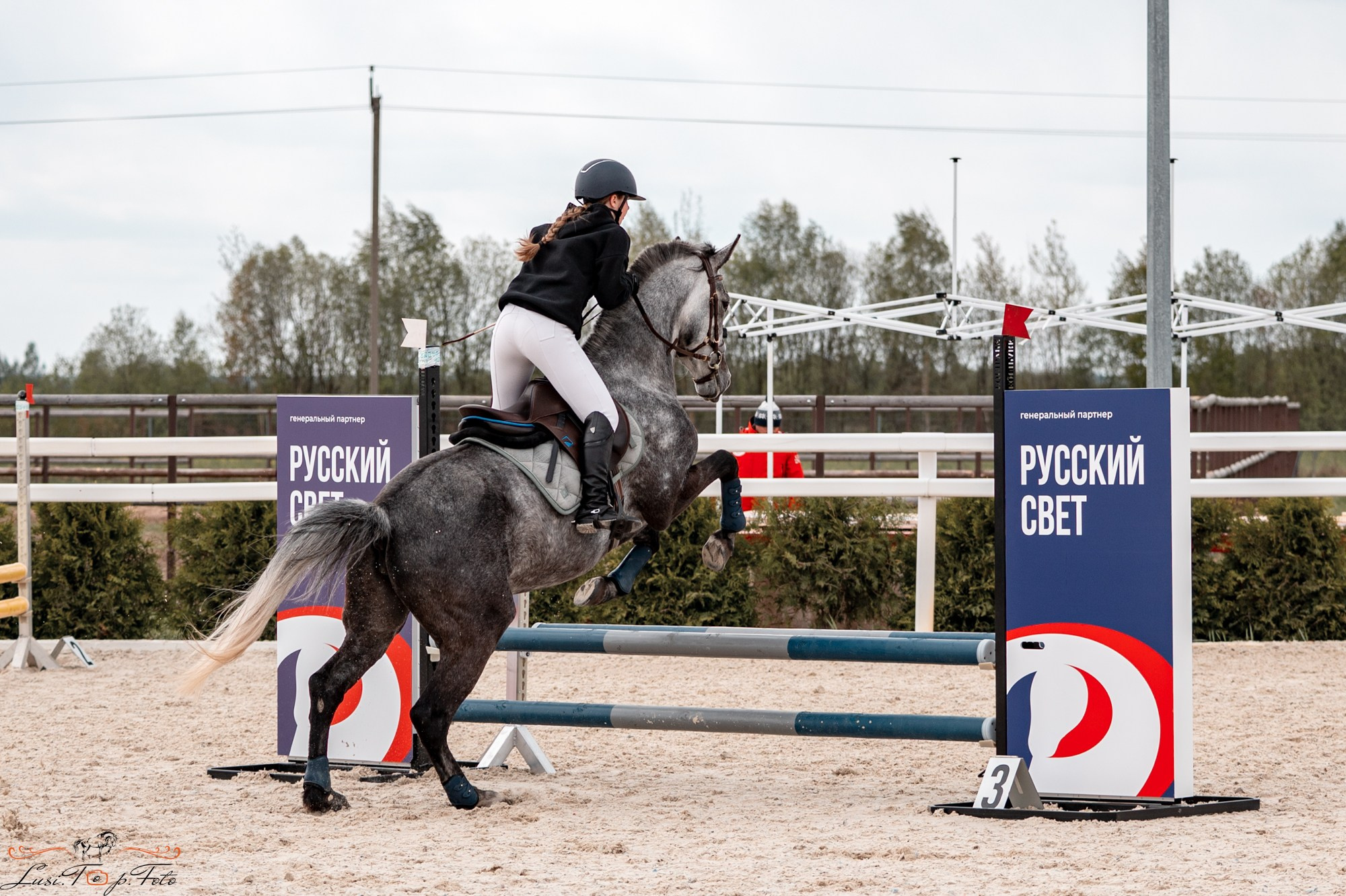 Кубок Победы конного Клуба EQUIPARK по конкуру. Конный и фотограф с животными в Твери Топталова Люся