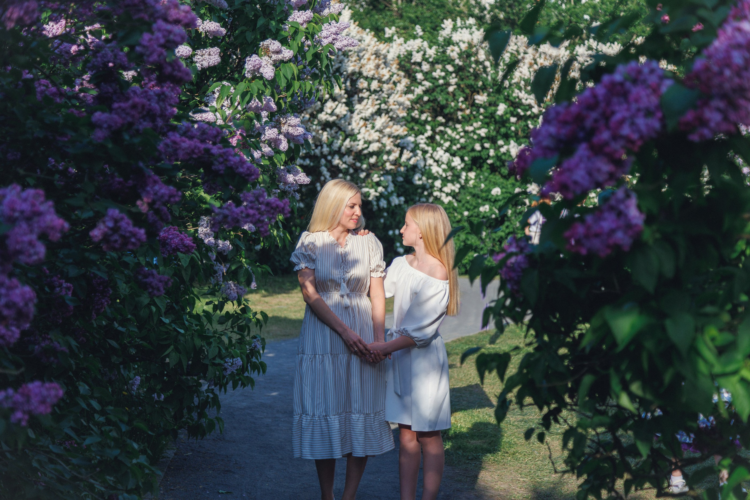 Фотосессия мама и дочь в сиреневом саду. Семейный фотограф в Москве Влада Лунина