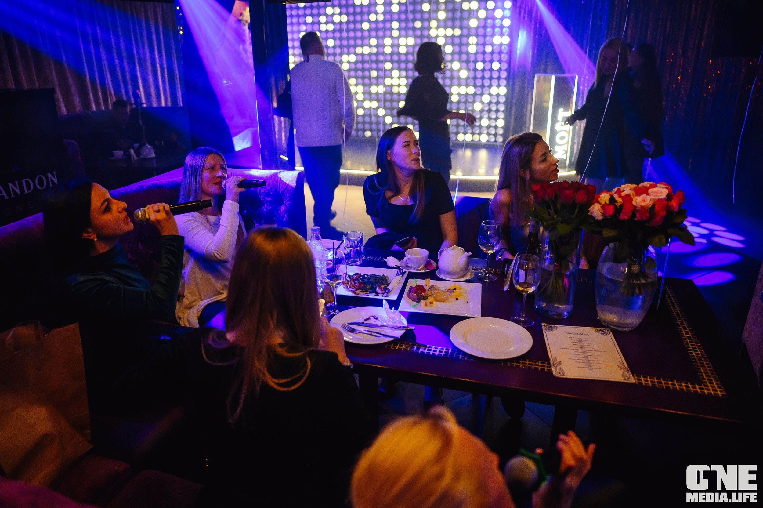 Theater Show в караоке-клубе Эйфория. Часть 2. One Media Life: фоторепортажи, фотоотчеты с мероприятий и заведений