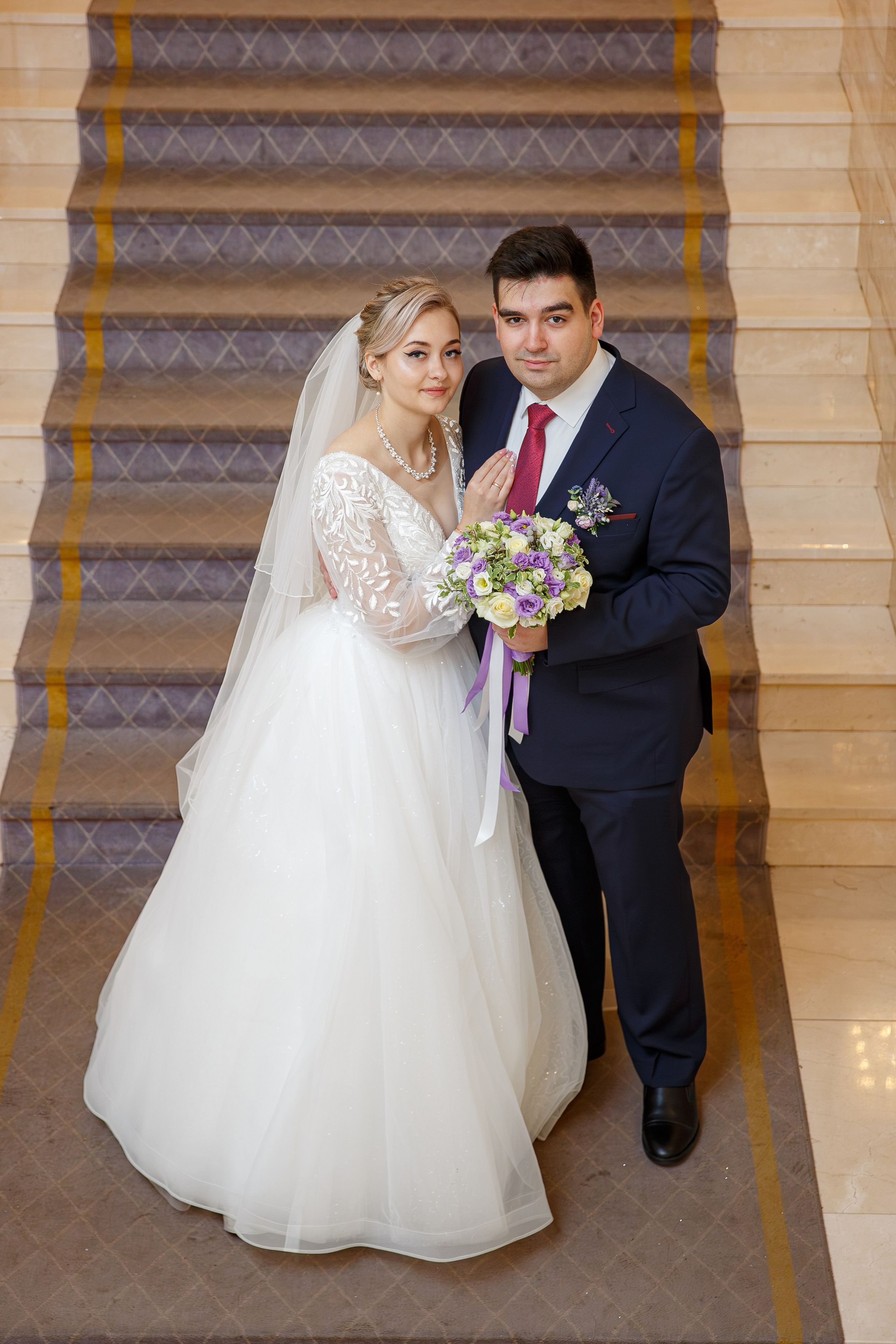 Жених и невеста на лестнице в Дворце бракосочетания №4 Москва