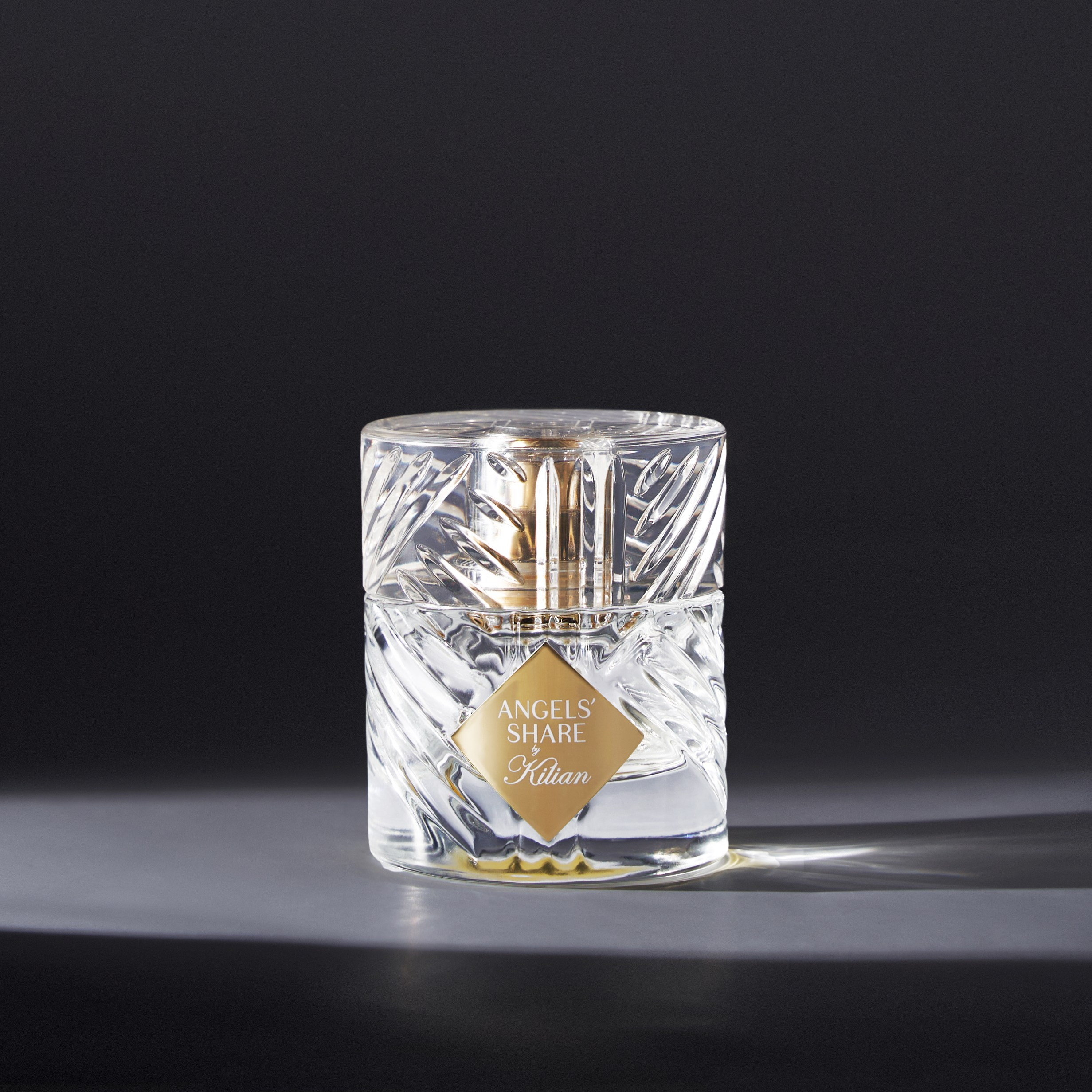 Съемка каталога духов для парфюмерного магазина с низком ключе