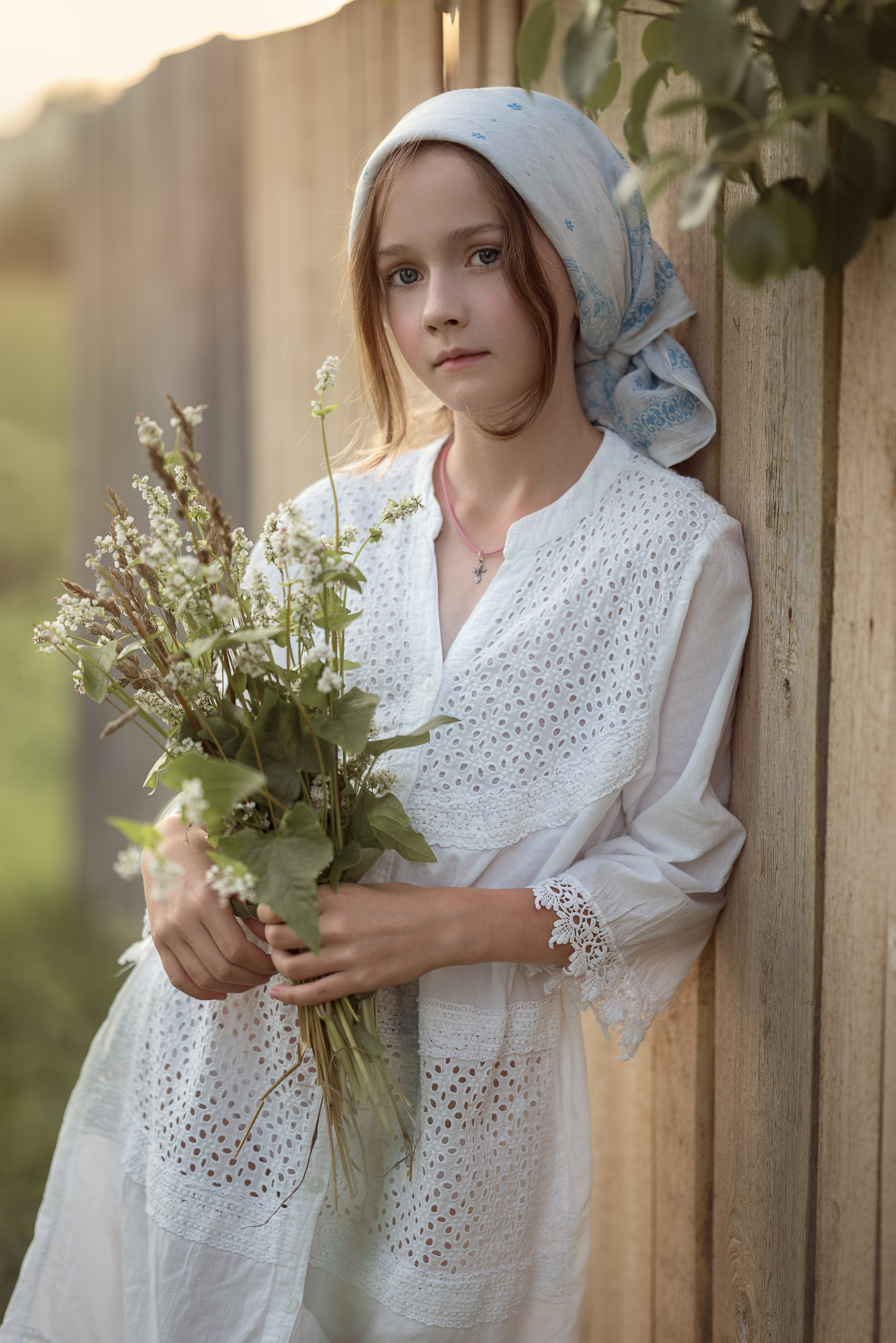 Портрет девочки на природе в деревенском стиле.