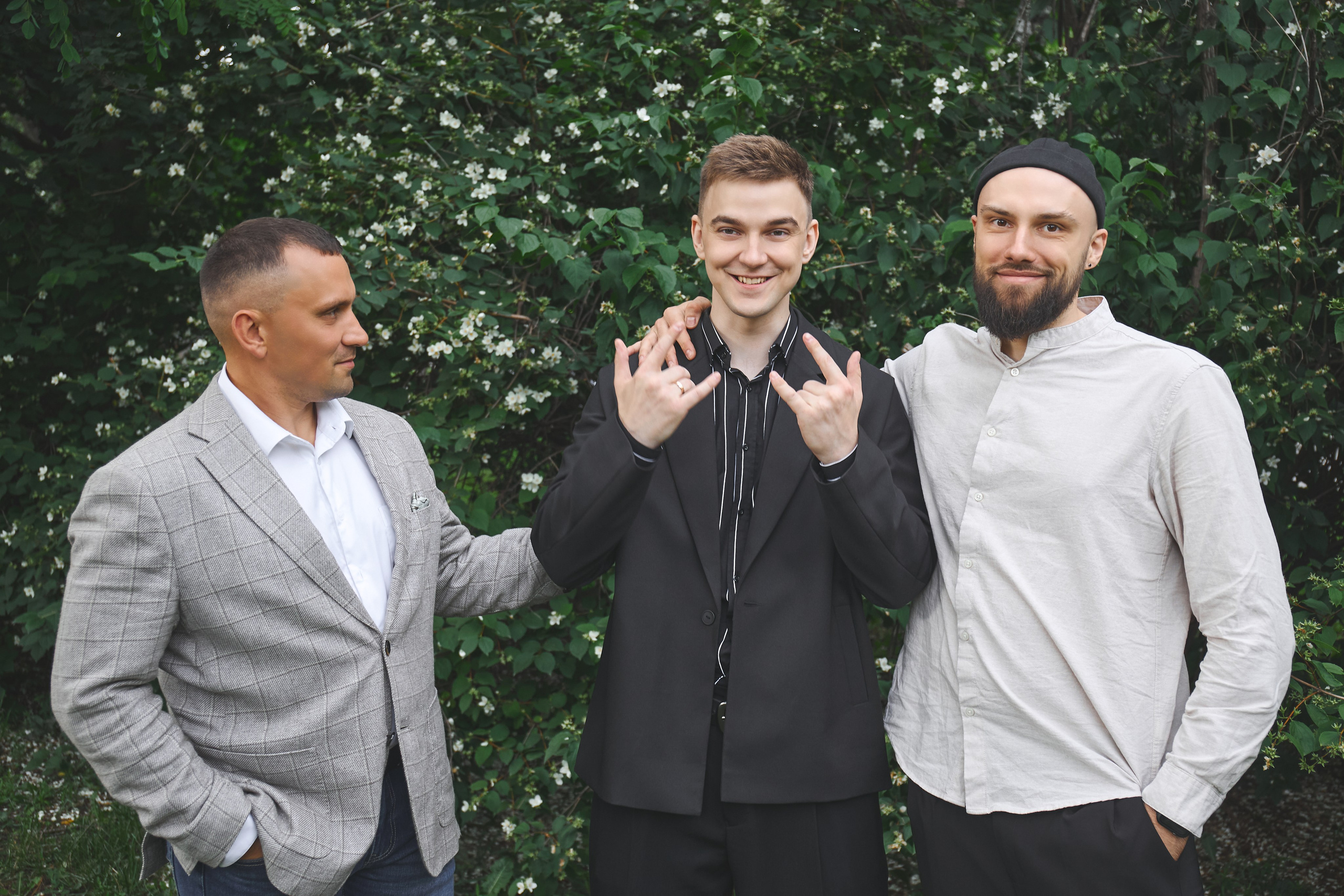 Жених и его друзья позируют в парке