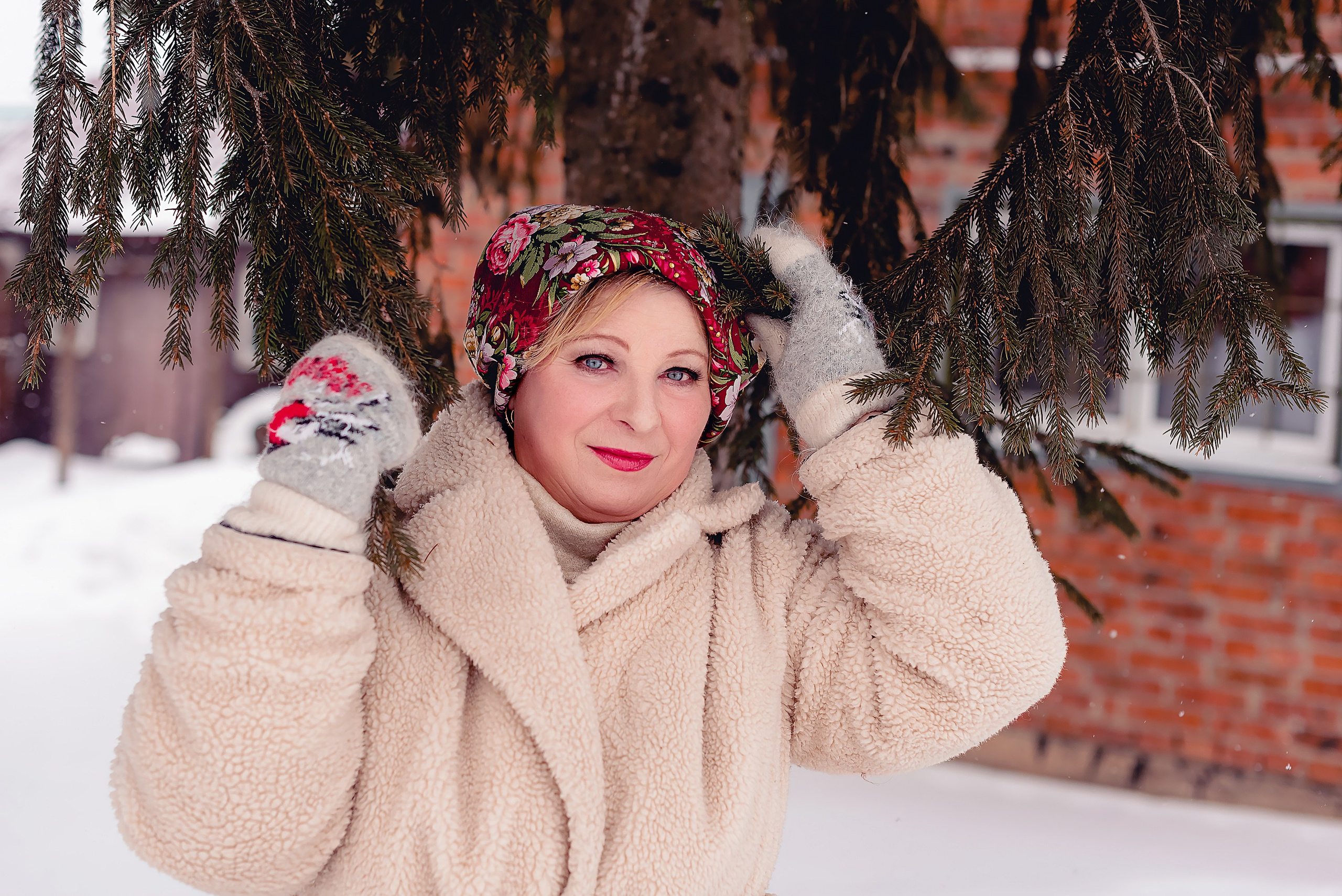 Зимняя фотосессия для женщины около ели.