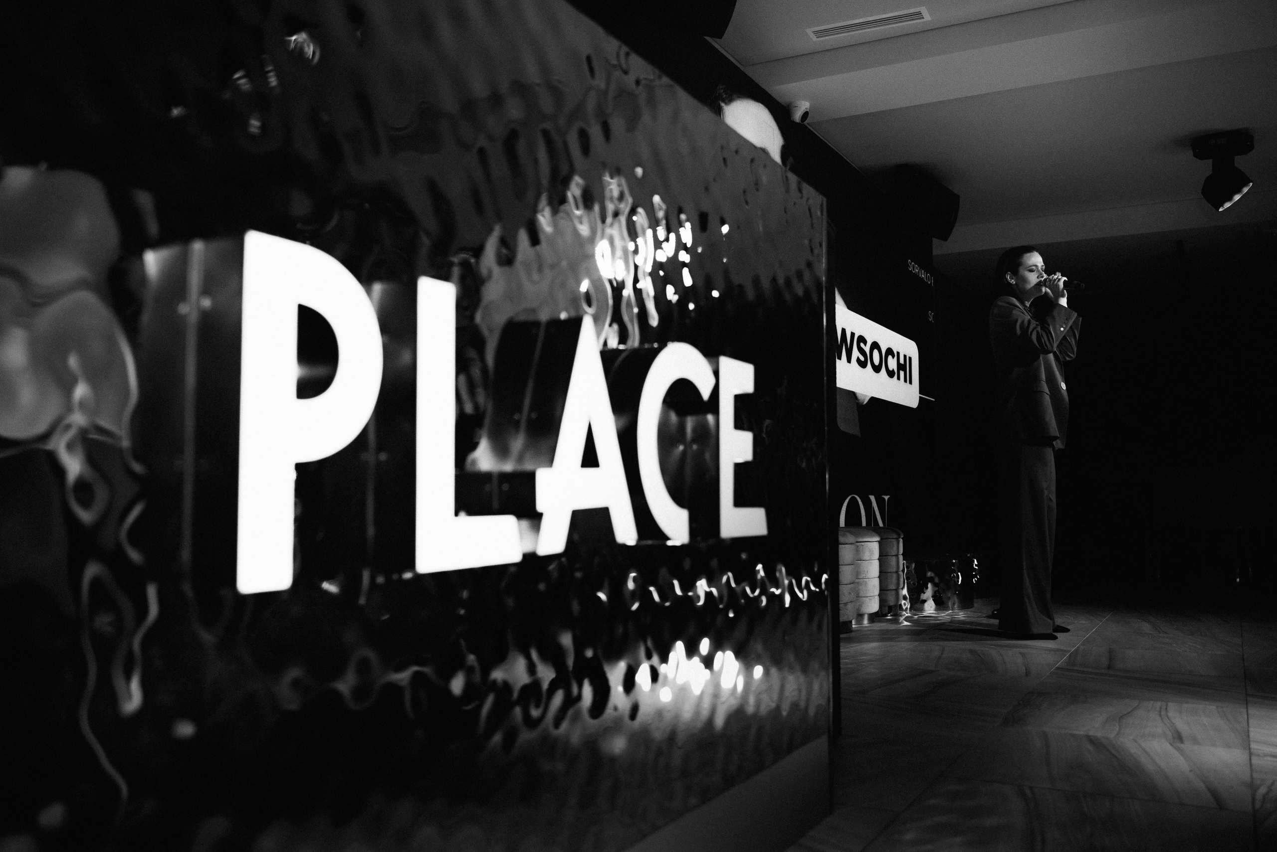 Репортажная съемка с показа одежды Fashion Сочи в ресторане PLACE — стильные моменты на подиуме