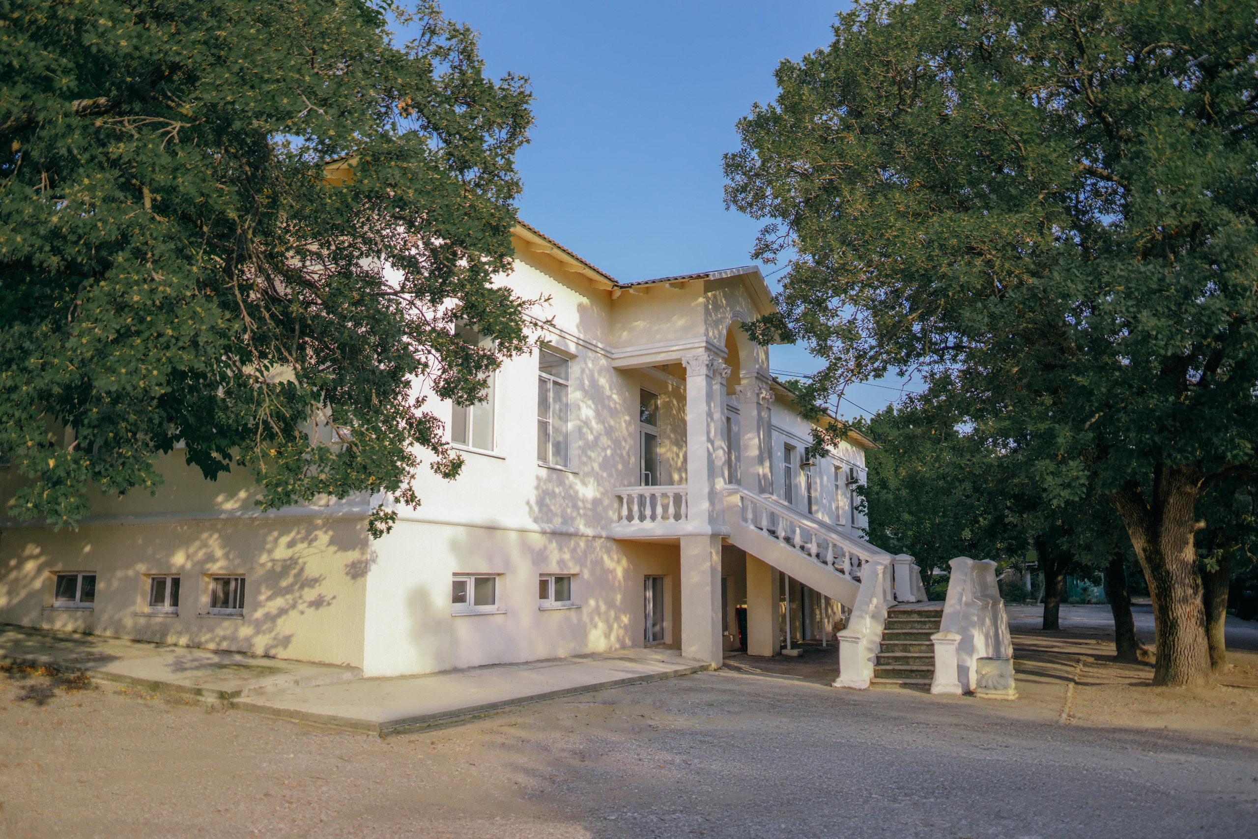 Жилой корпус лагеря, утопает в зелени деревьев