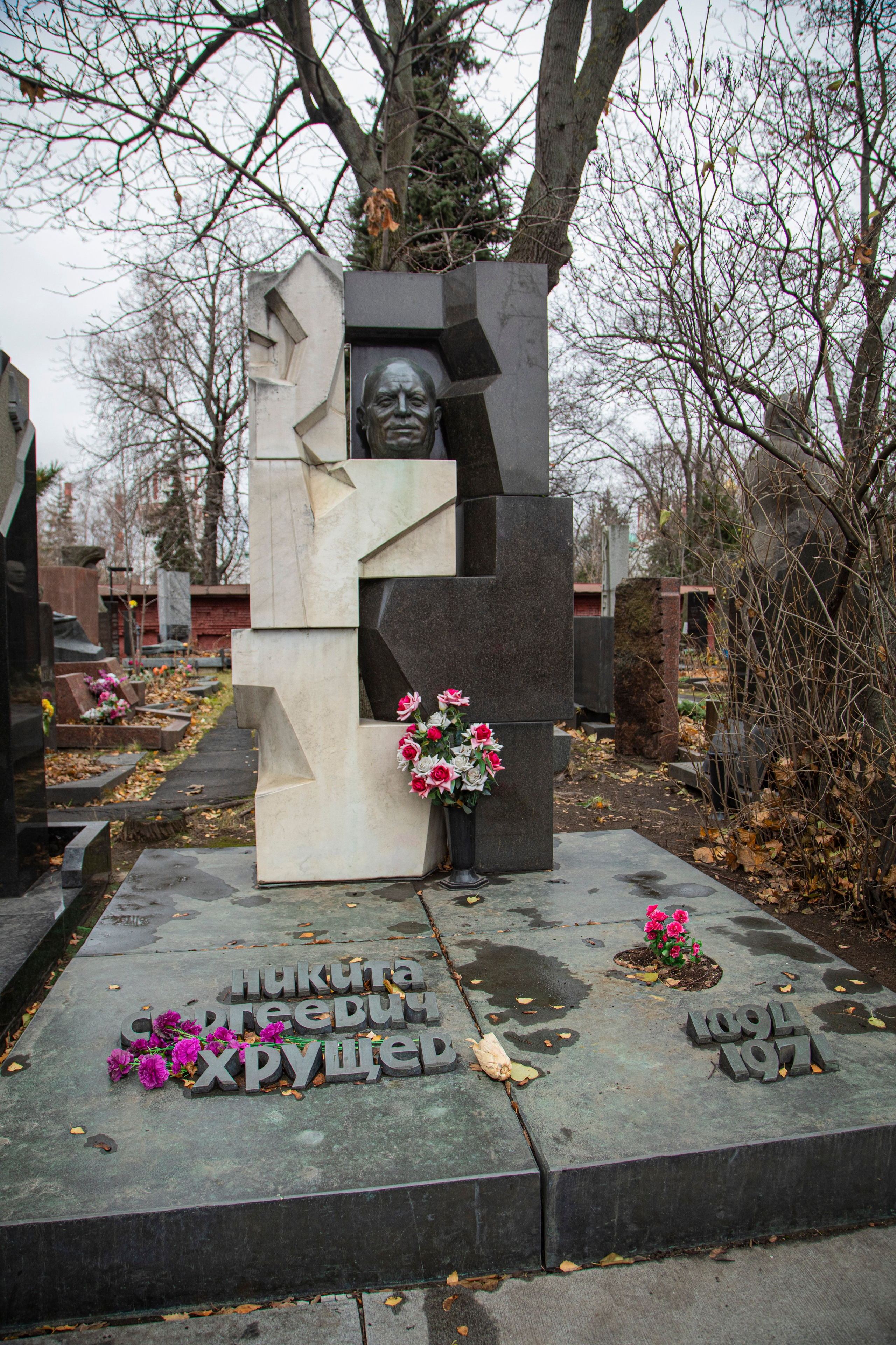 Осенняя прогулка по Новодевичьему кладбищу. Фотограф Сергей Ловкий