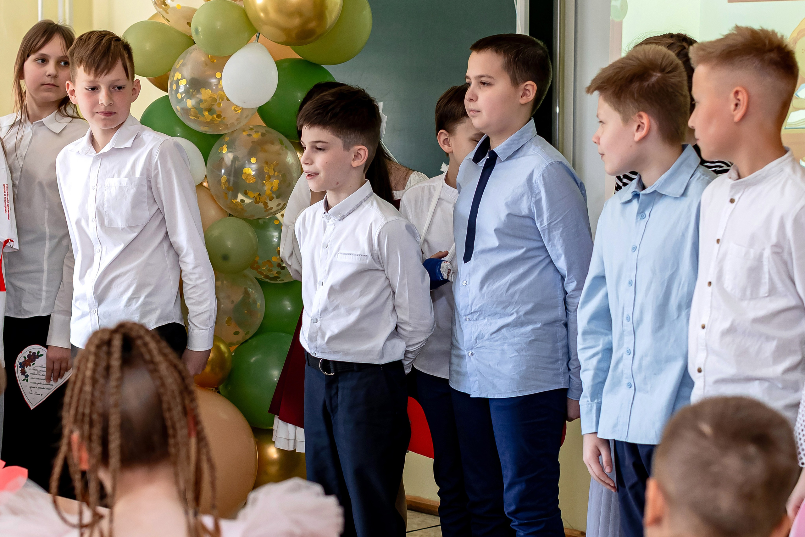 Выпускной в начальной школе в классе. Фотограф и видеограф Москва. Свадебный фотограф, видеограф. Выпускные альбомы. Оживающие альбомы