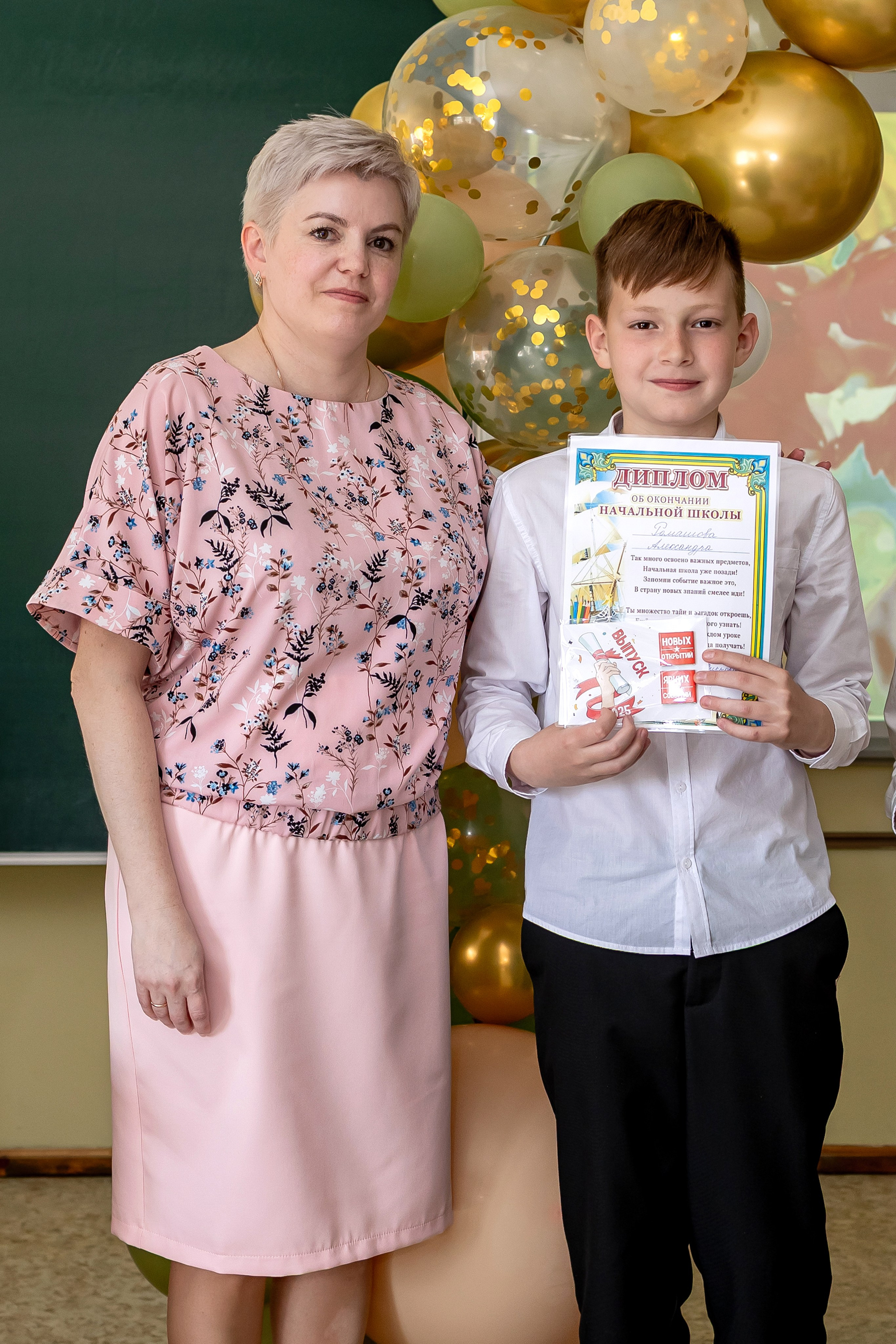 Выпускной в начальной школе в классе. Фотограф и видеограф Москва. Свадебный фотограф, видеограф. Выпускные альбомы. Оживающие альбомы