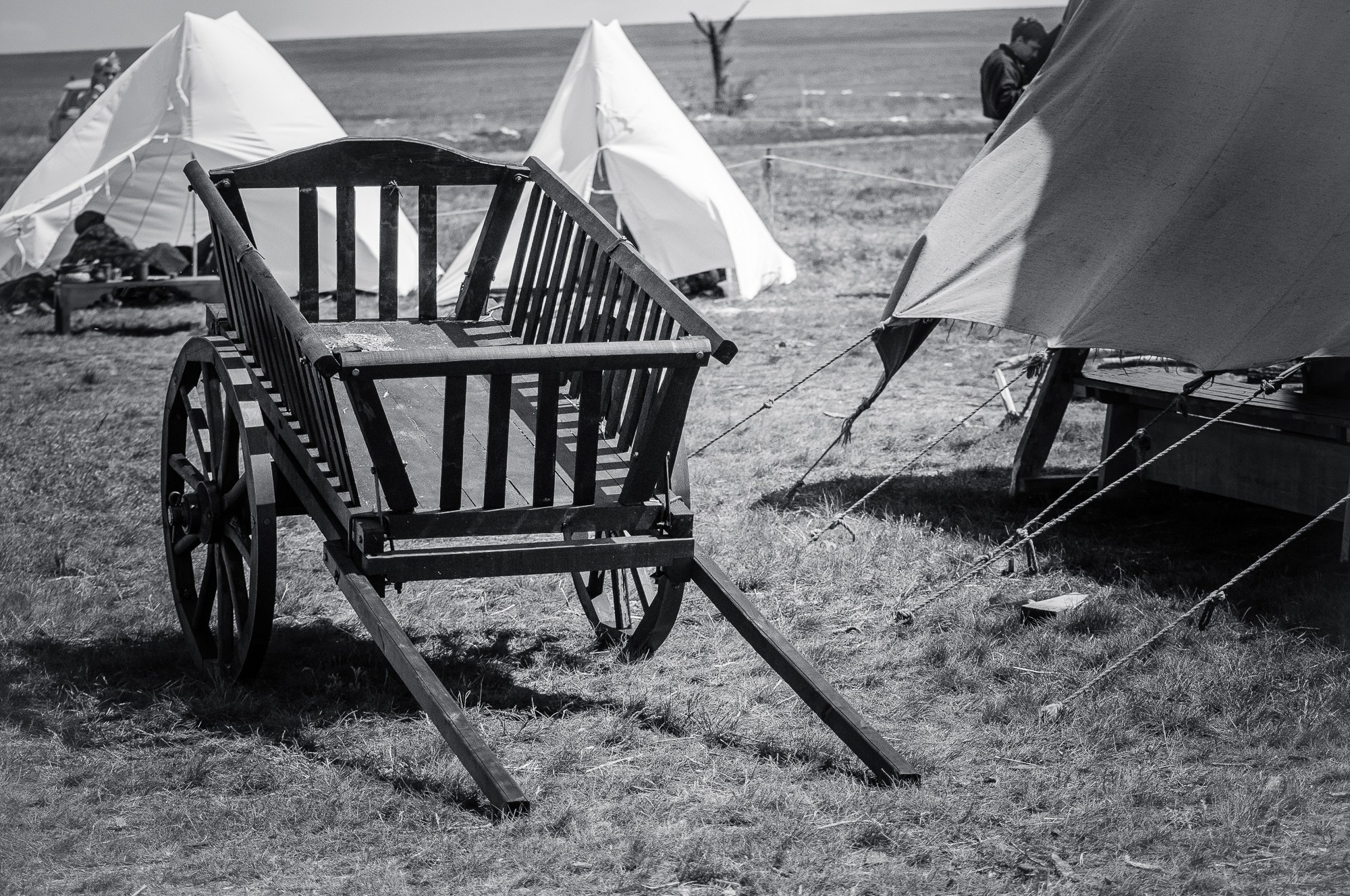 Старинная телега стоит в лагере