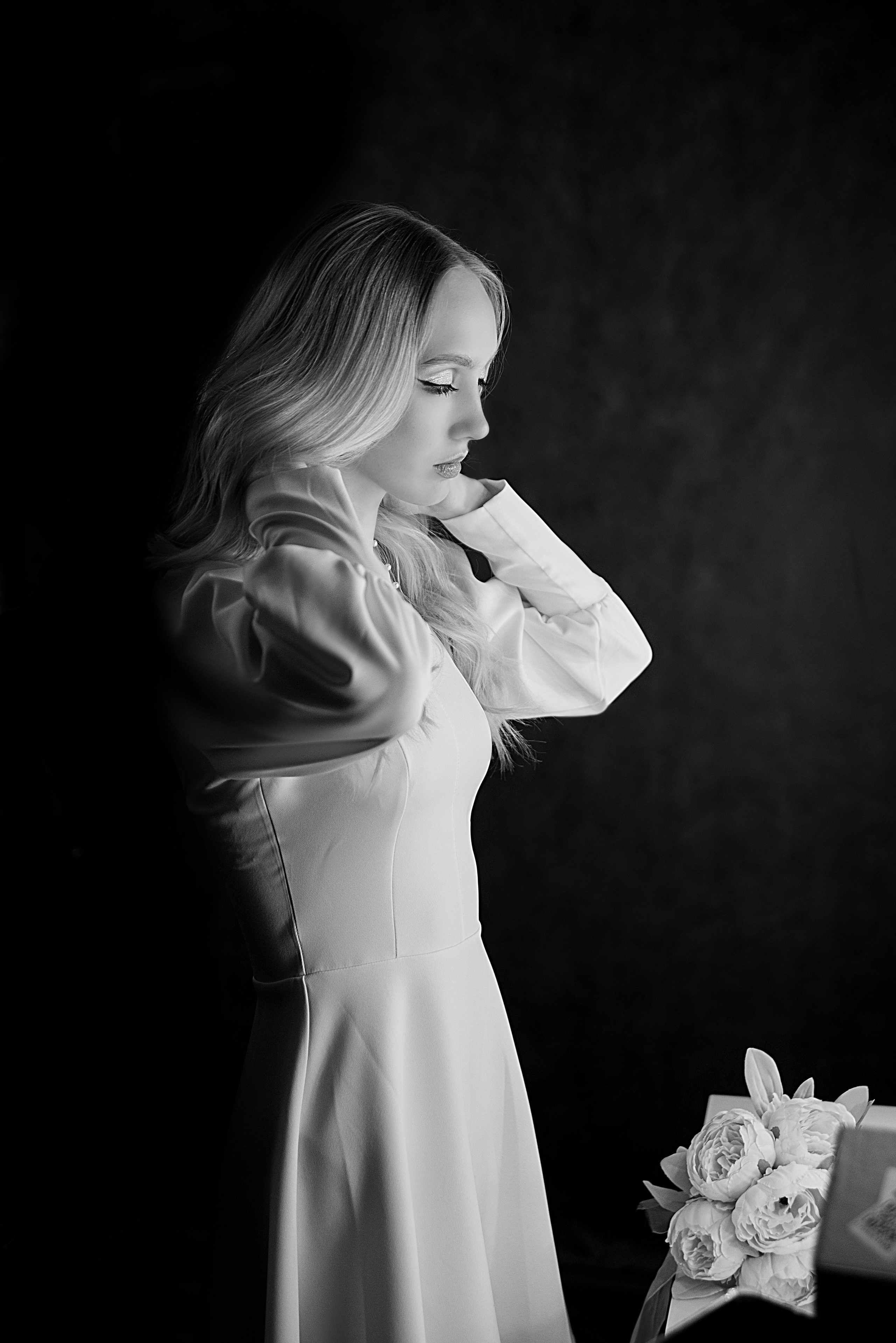 девушка у зеркала чб